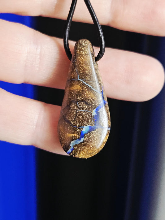 Boulder Opal Boulderopal Anhänger "Fluss des Lebens", 35 x 18 x 8 mm, gebohrt, an verstellbarem Lederband