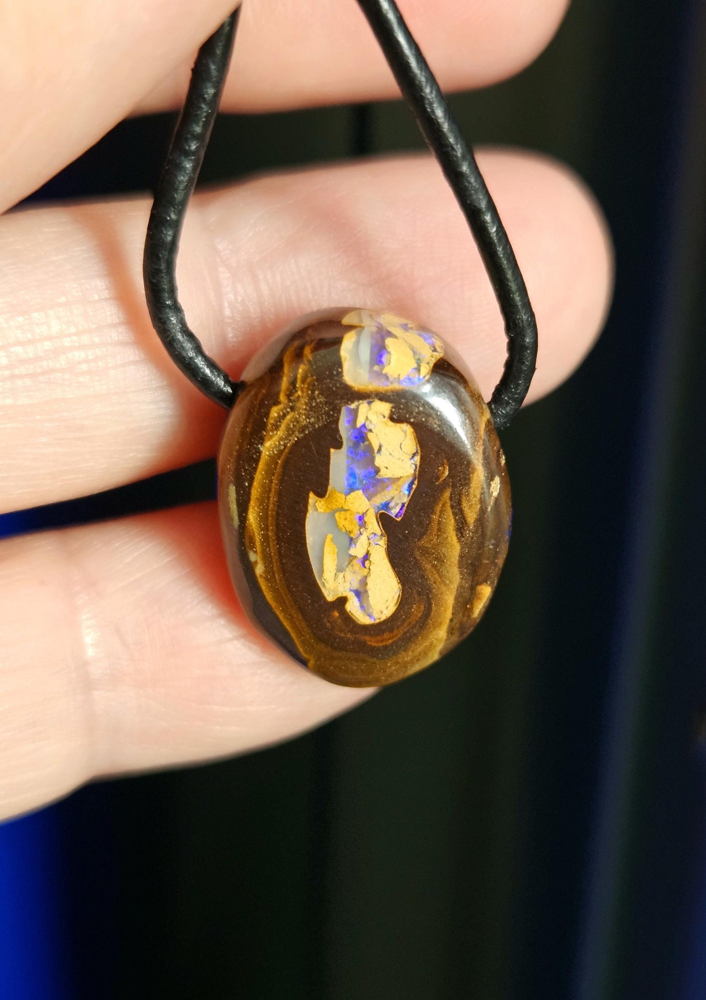 Zauberhafter Boulder Opal, Boulderopal Anhänger, "Lila Schatzkammer", 21 x 15 x 8 mm, gebohrt, an verstellbarem Lederband