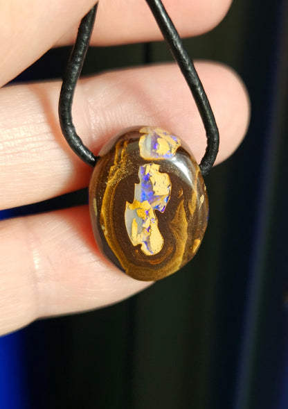 Zauberhafter Boulder Opal, Boulderopal Anhänger, "Lila Schatzkammer", 21 x 15 x 8 mm, gebohrt, an verstellbarem Lederband
