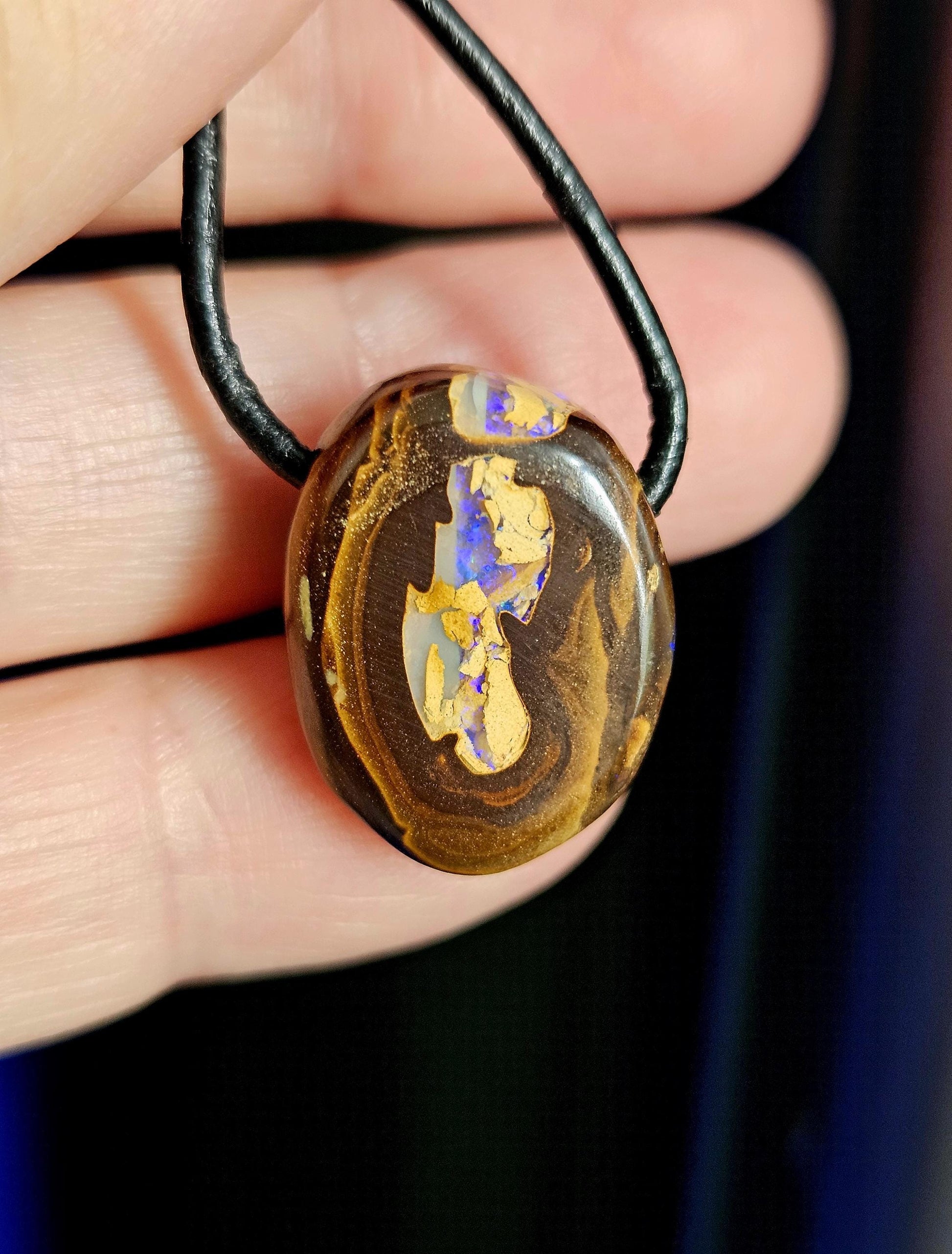 Zauberhafter Boulder Opal, Boulderopal Anhänger, "Lila Schatzkammer", 21 x 15 x 8 mm, gebohrt, an verstellbarem Lederband