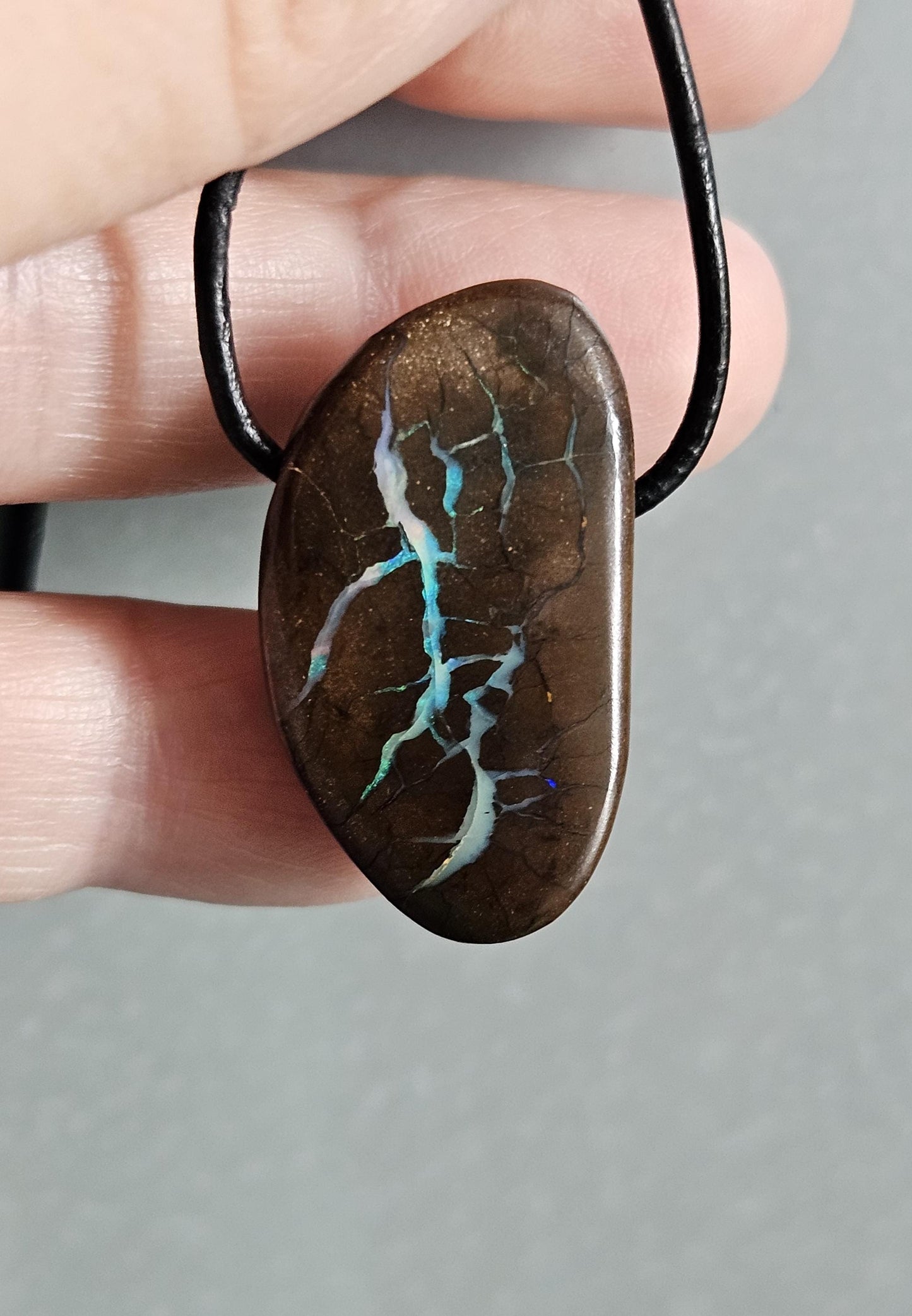 Schön gezeichneter Boulder Opal Boulderopal Anhänger, "Midori", 31 x 18 x 8 mm, gebohrt, an verstellbarem Lederband