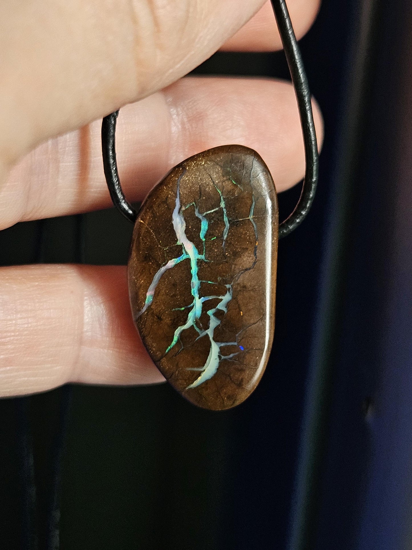 Schön gezeichneter Boulder Opal Boulderopal Anhänger, "Midori", 31 x 18 x 8 mm, gebohrt, an verstellbarem Lederband