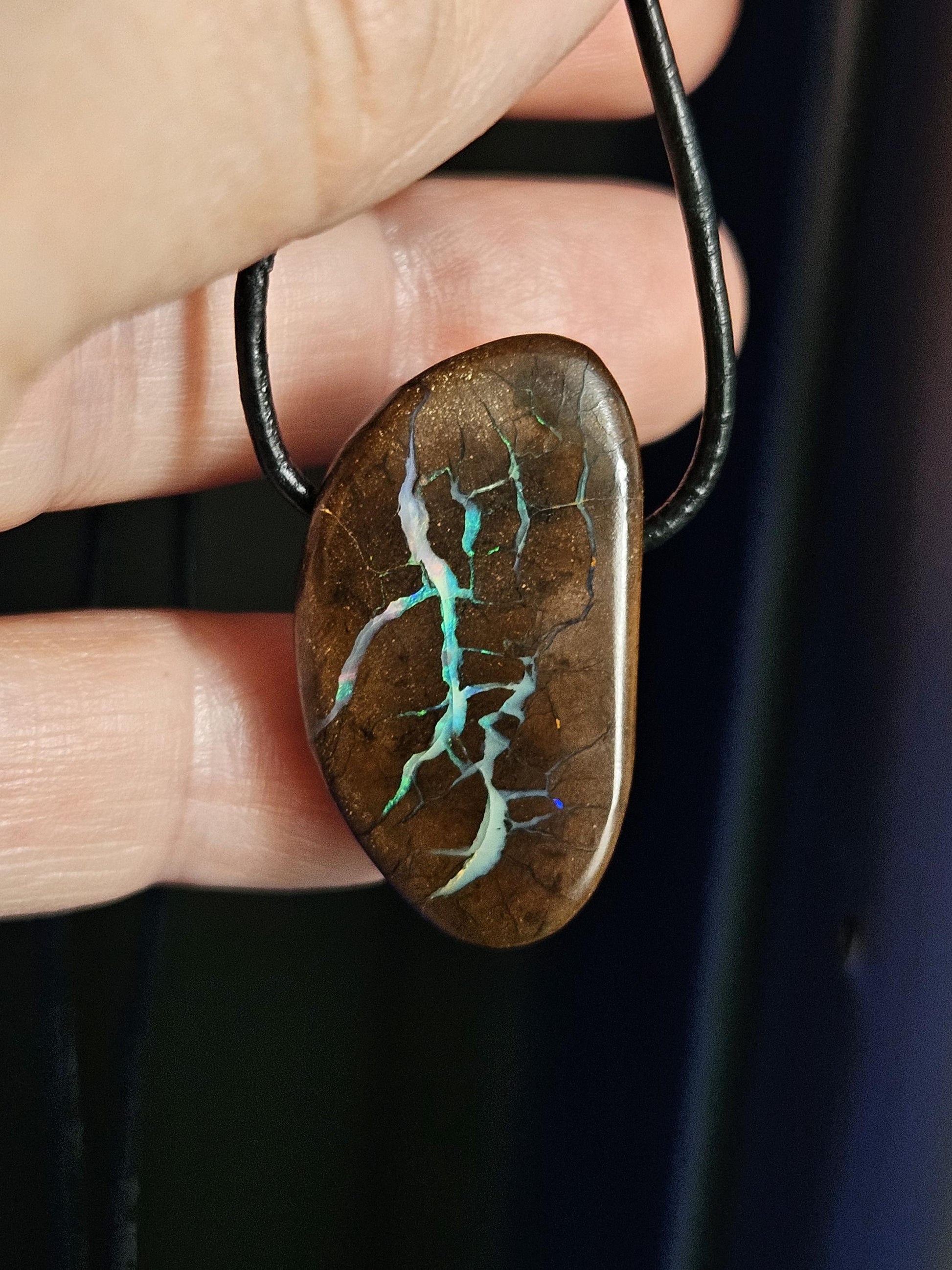 Schön gezeichneter Boulder Opal Boulderopal Anhänger, "Midori", 31 x 18 x 8 mm, gebohrt, an verstellbarem Lederband
