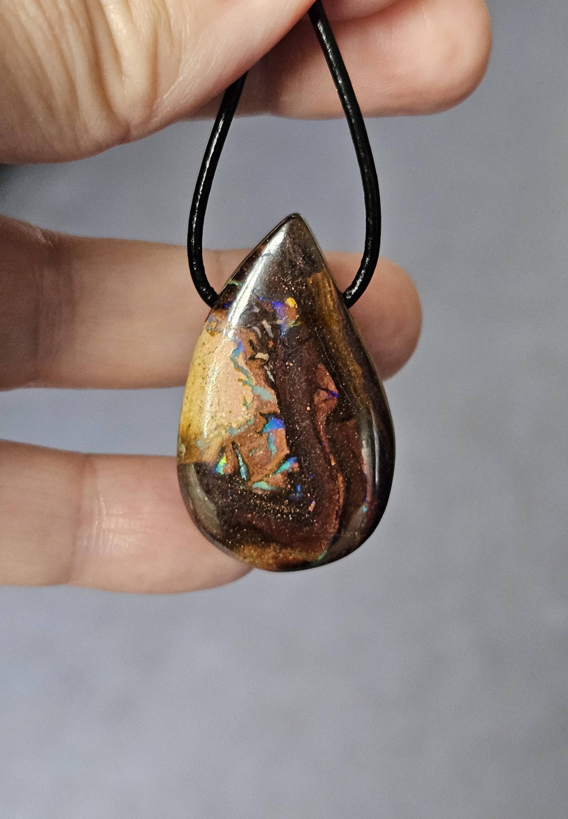 Bezaubernder Boulder Opal, Boulderopal Anhänger, "Drop of Jupiter", 38 x 23 x 9 mm, gebohrt, an verstellbarem Lederband