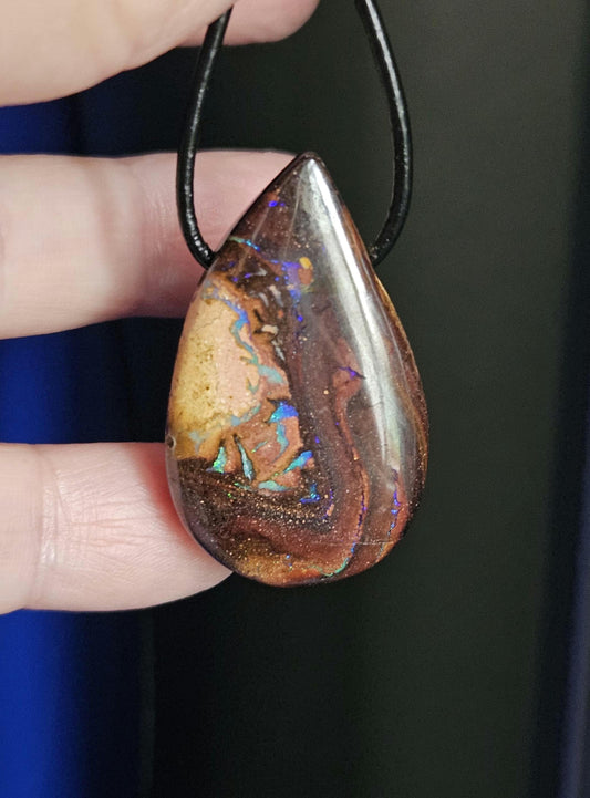 Bezaubernder Boulder Opal, Boulderopal Anhänger, "Drop of Jupiter", 38 x 23 x 9 mm, gebohrt, an verstellbarem Lederband