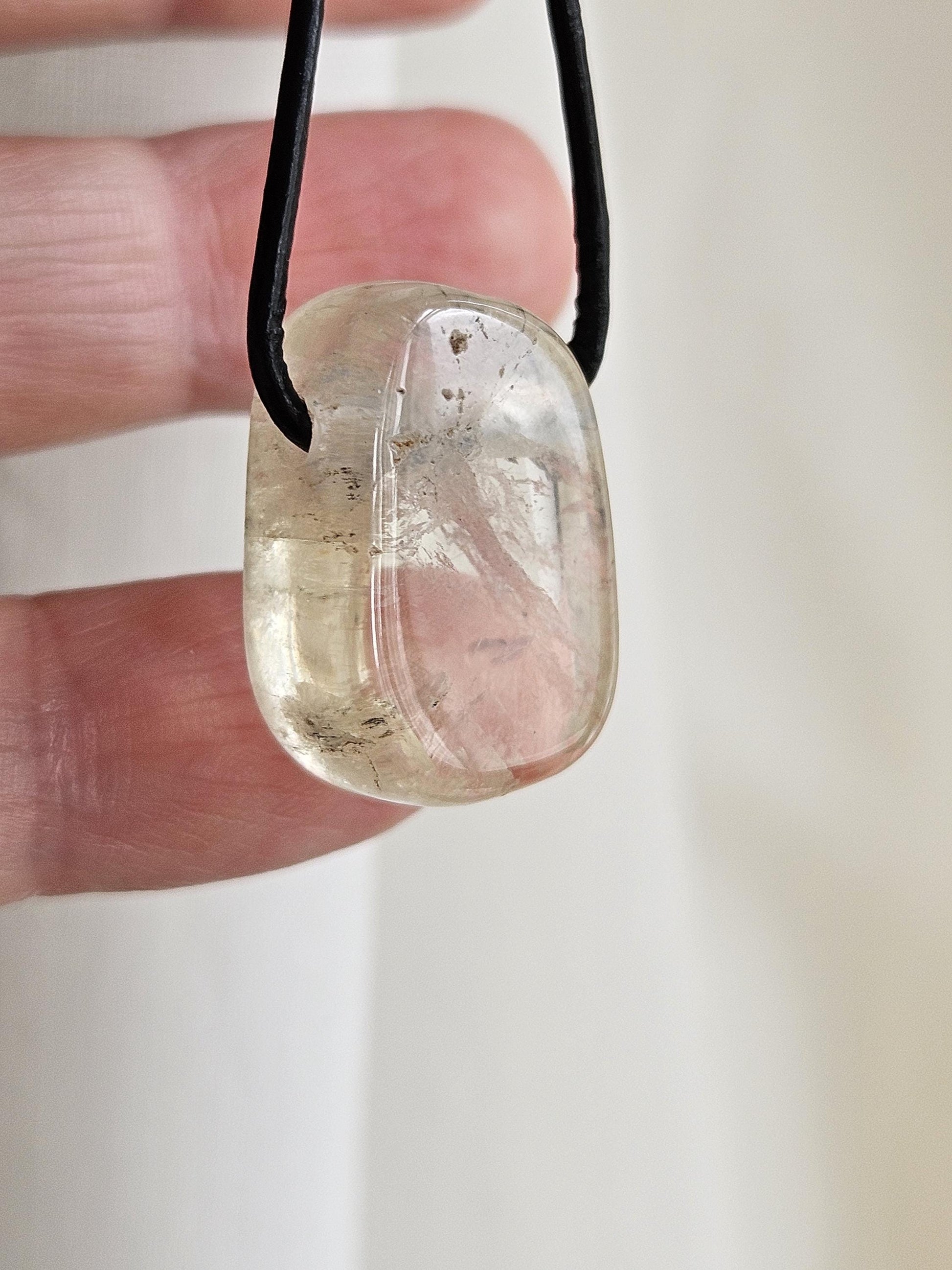 Magischer gelber Hiddenit Spodumen Anhänger, 28 x 16 x 10 mm, gebohrt, an verstellbarem Lederband