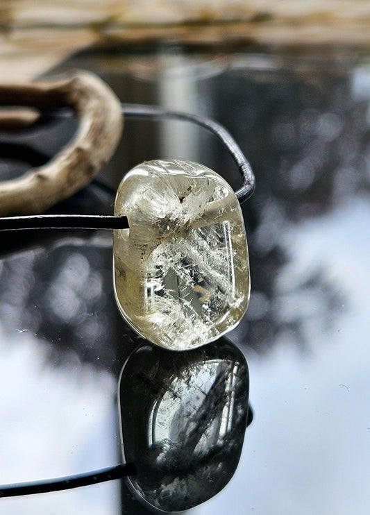 Magischer gelber Hiddenit Spodumen Anhänger, 28 x 16 x 10 mm, gebohrt, an verstellbarem Lederband