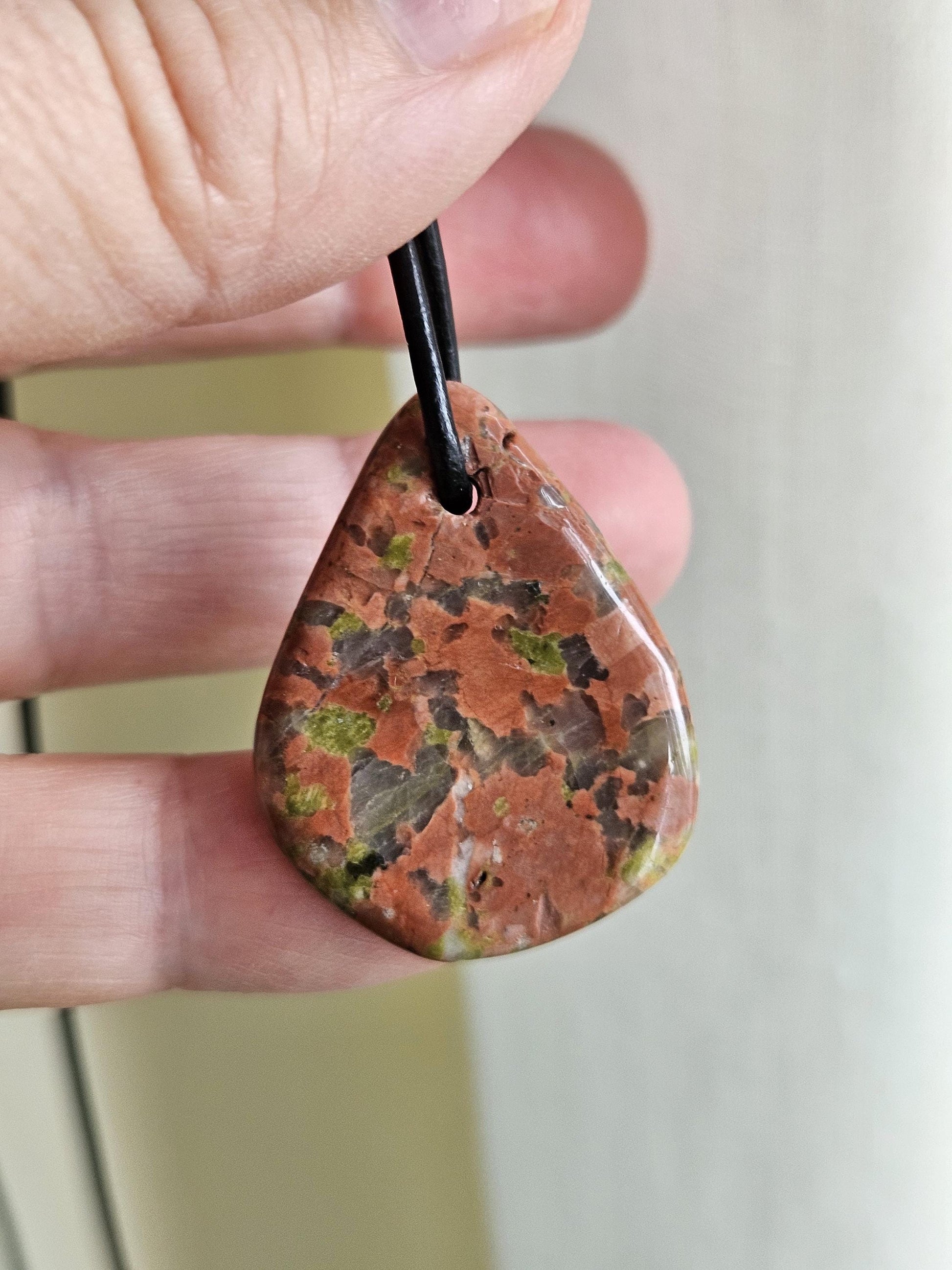 Unakit Epidot, Anhänger, 33 x 25 x 5 mm, an verstellbarem Lederband