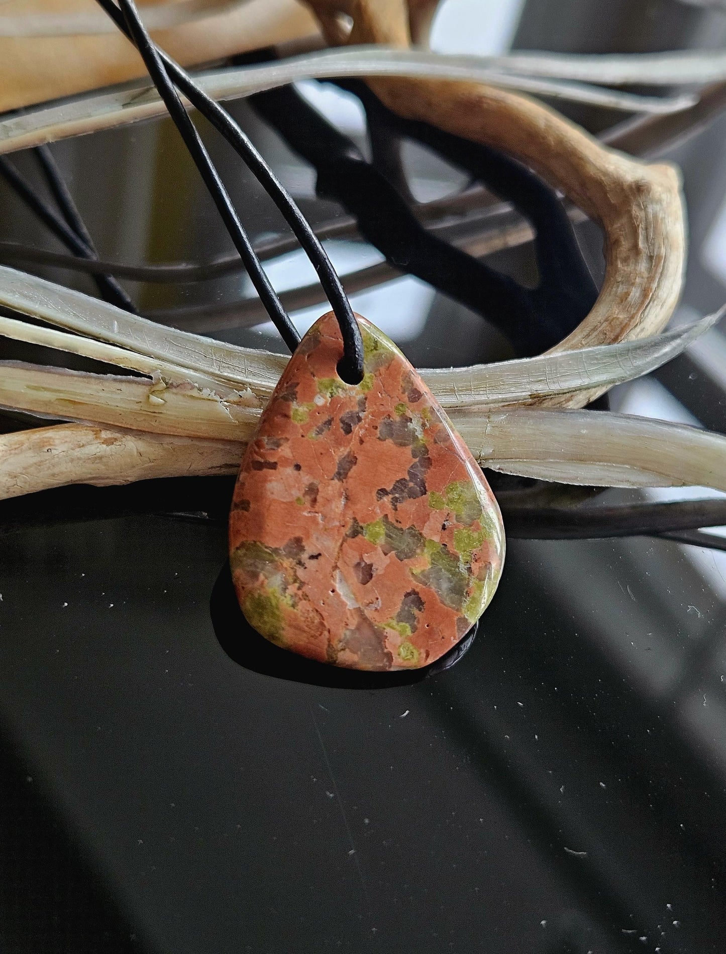 Unakit Epidot, Anhänger, 33 x 25 x 5 mm, an verstellbarem Lederband