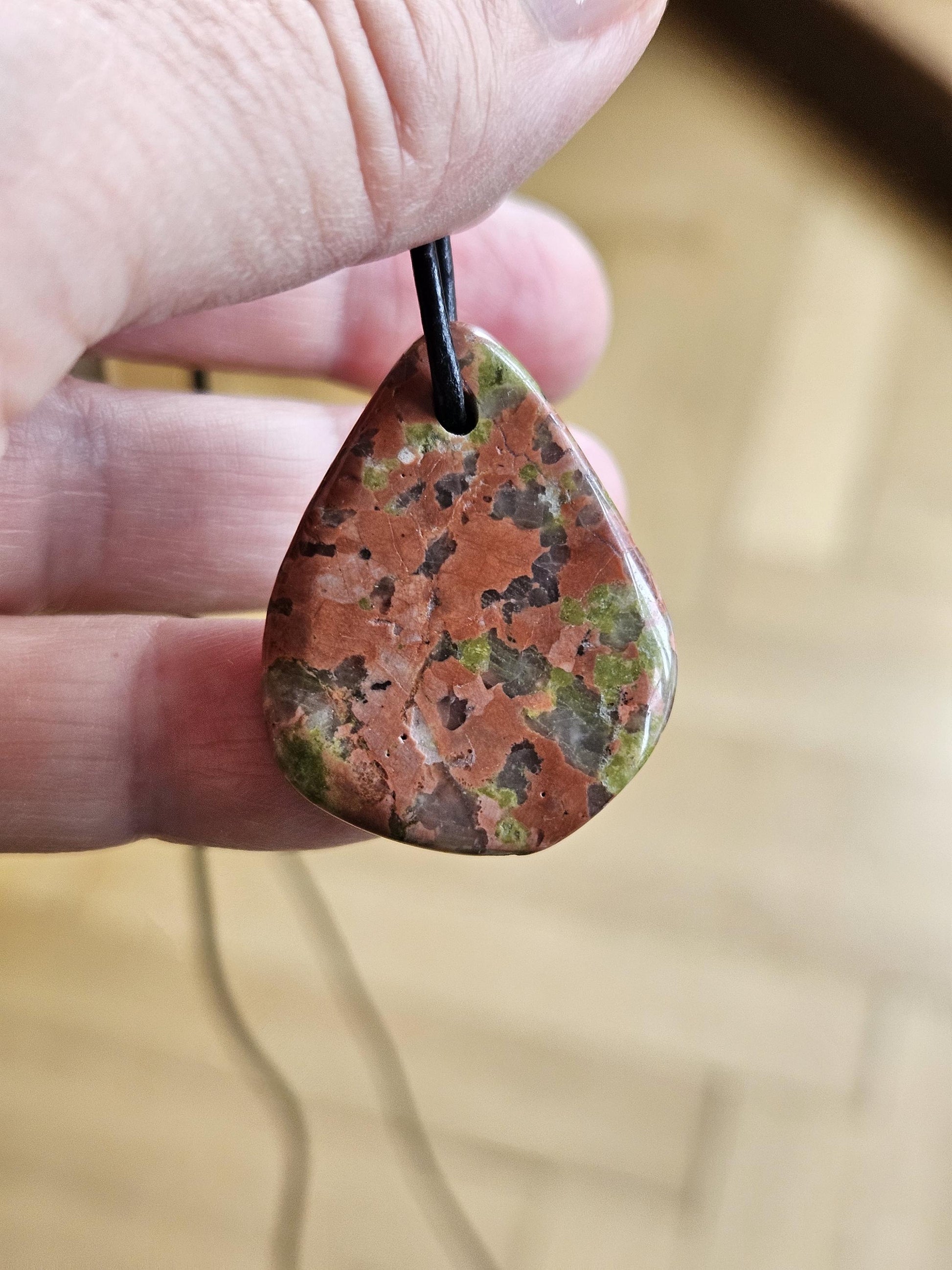 Unakit Epidot, Anhänger, 33 x 25 x 5 mm, an verstellbarem Lederband