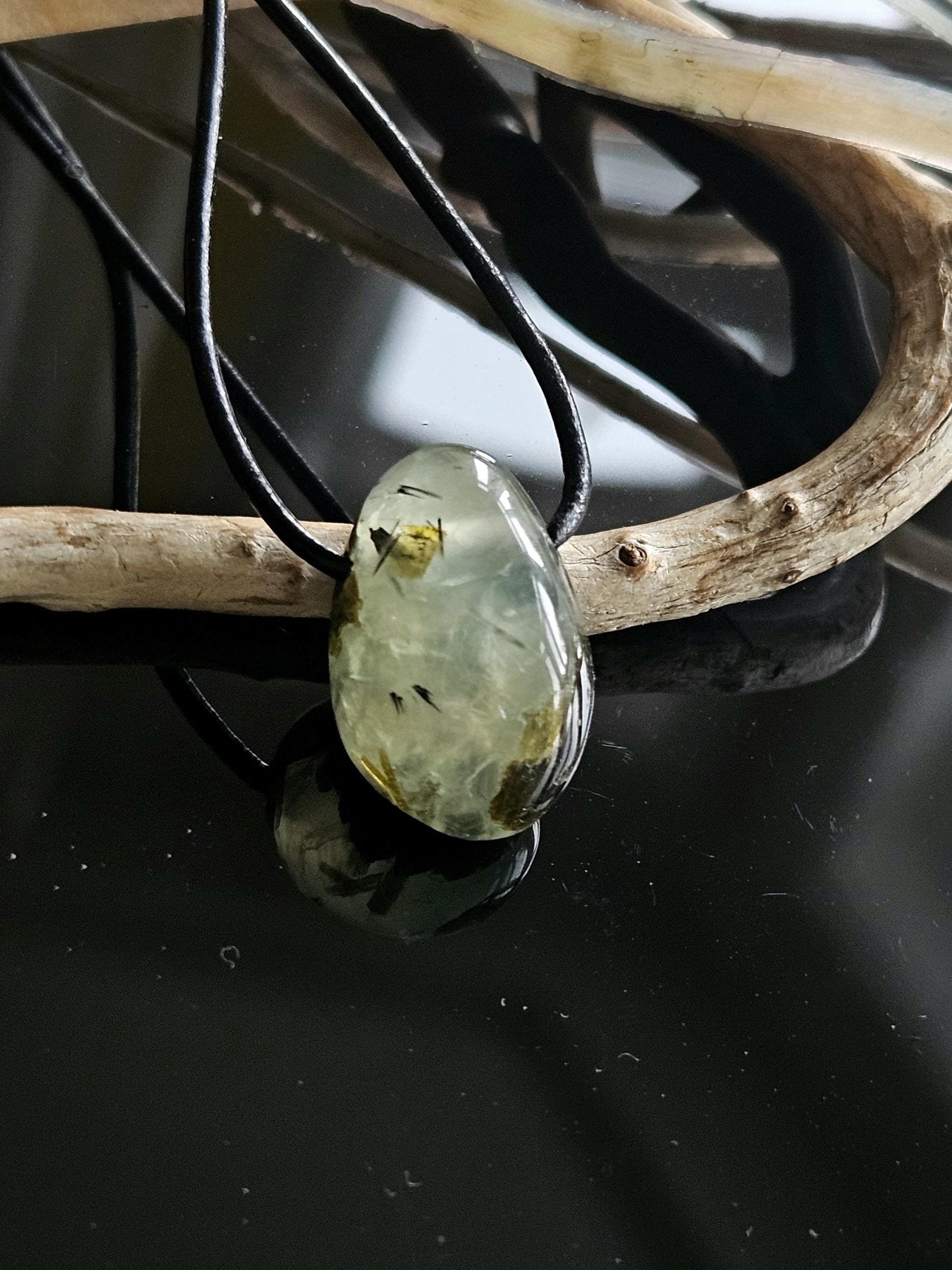 Zauberhafter kleiner Phrenit Kap-Smaragd Anhänger, 24 x 16 x 16 mm, an verstellbarem Lederband, phrenite