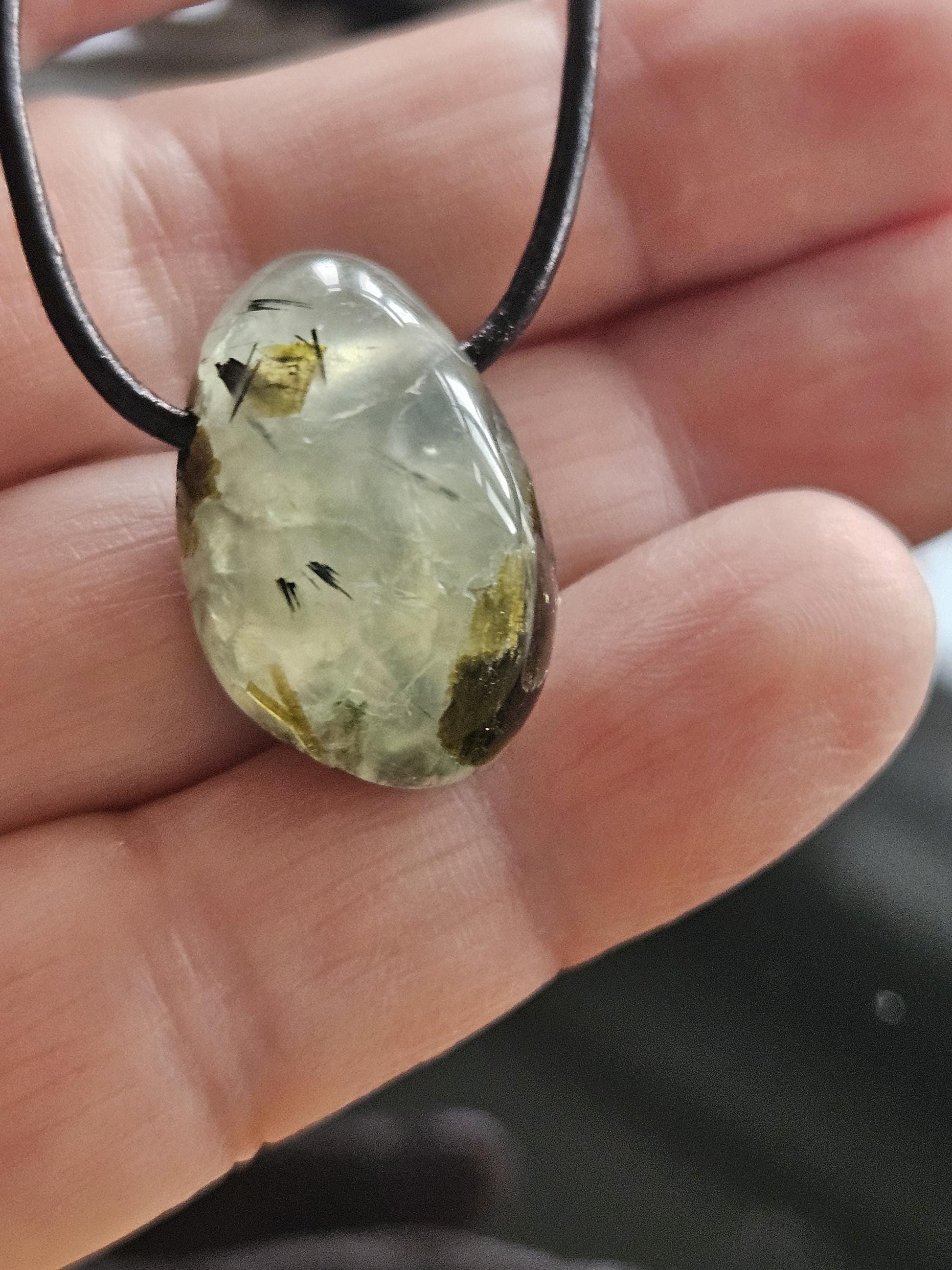 Zauberhafter kleiner Phrenit Kap-Smaragd Anhänger, 24 x 16 x 16 mm, an verstellbarem Lederband, phrenite