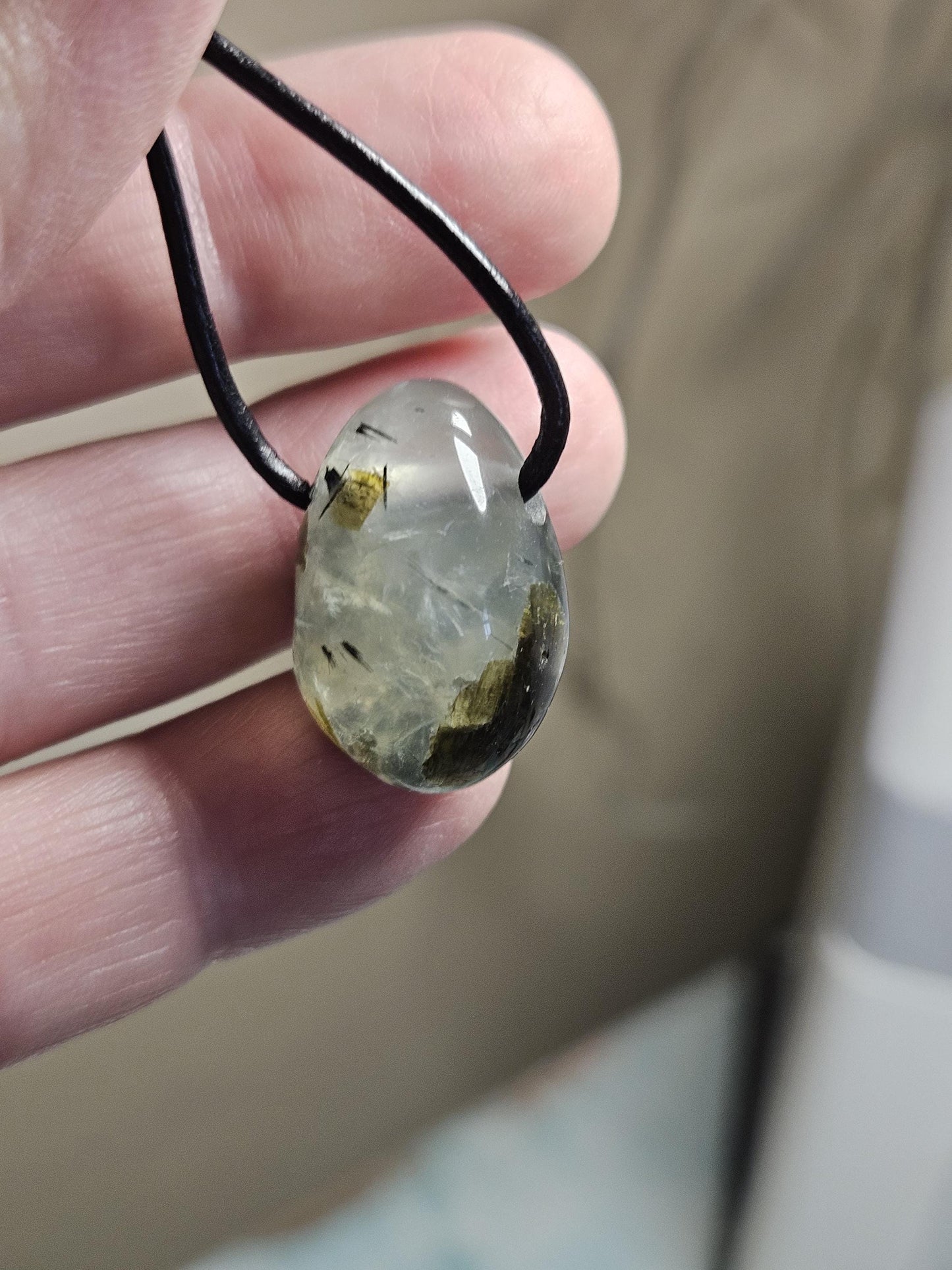 Zauberhafter kleiner Phrenit Kap-Smaragd Anhänger, 24 x 16 x 16 mm, an verstellbarem Lederband, phrenite