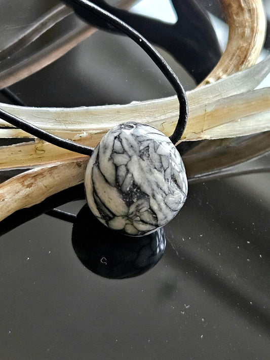 Pinolith Eisblumenmagnesit Chrysanthemenstein kleiner Anhänger, 20 x 18 x 16 mm, gebohrt, an verstellbarem Lederband
