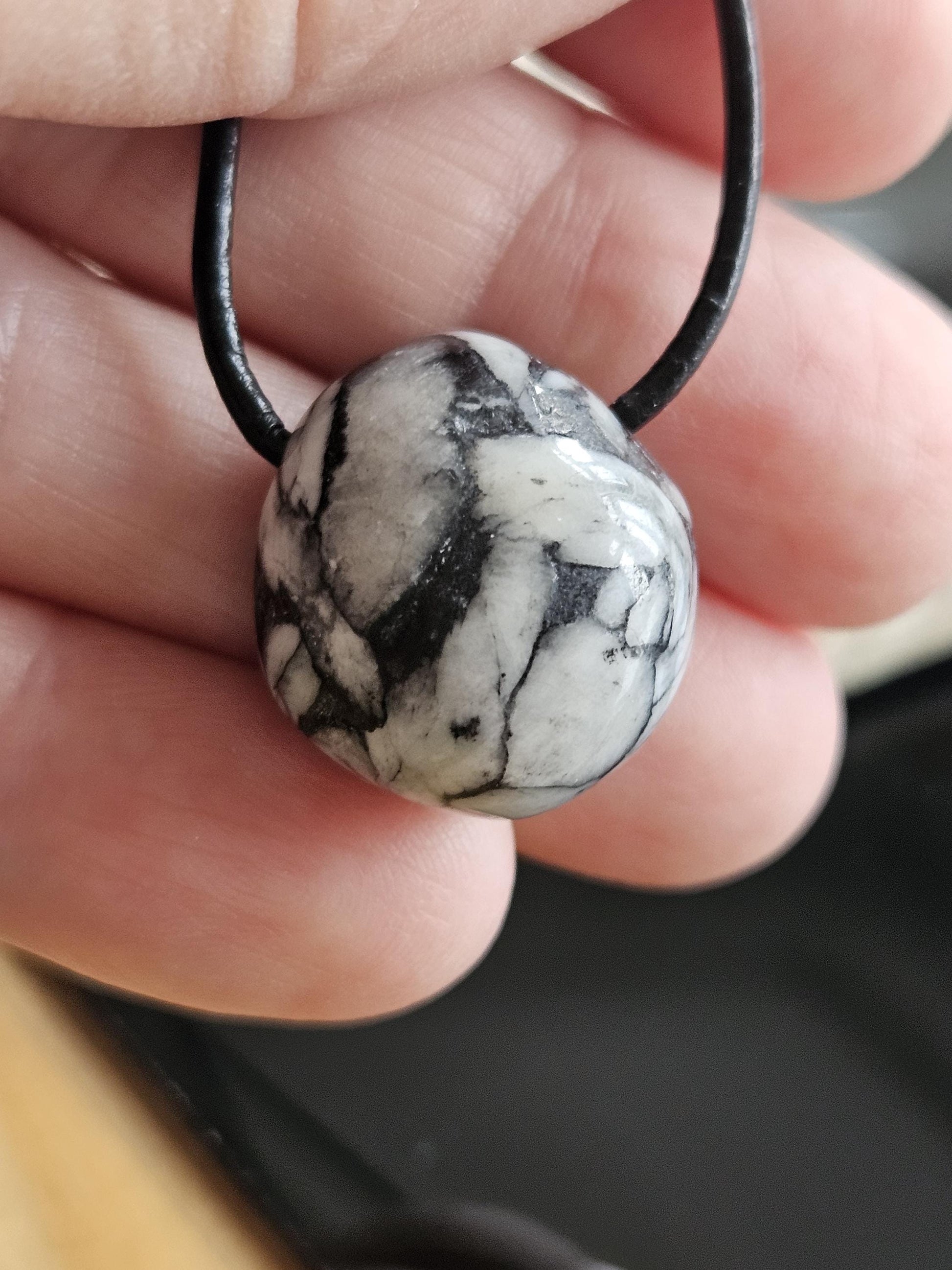 Pinolith Eisblumenmagnesit Chrysanthemenstein kleiner Anhänger, 20 x 18 x 16 mm, gebohrt, an verstellbarem Lederband