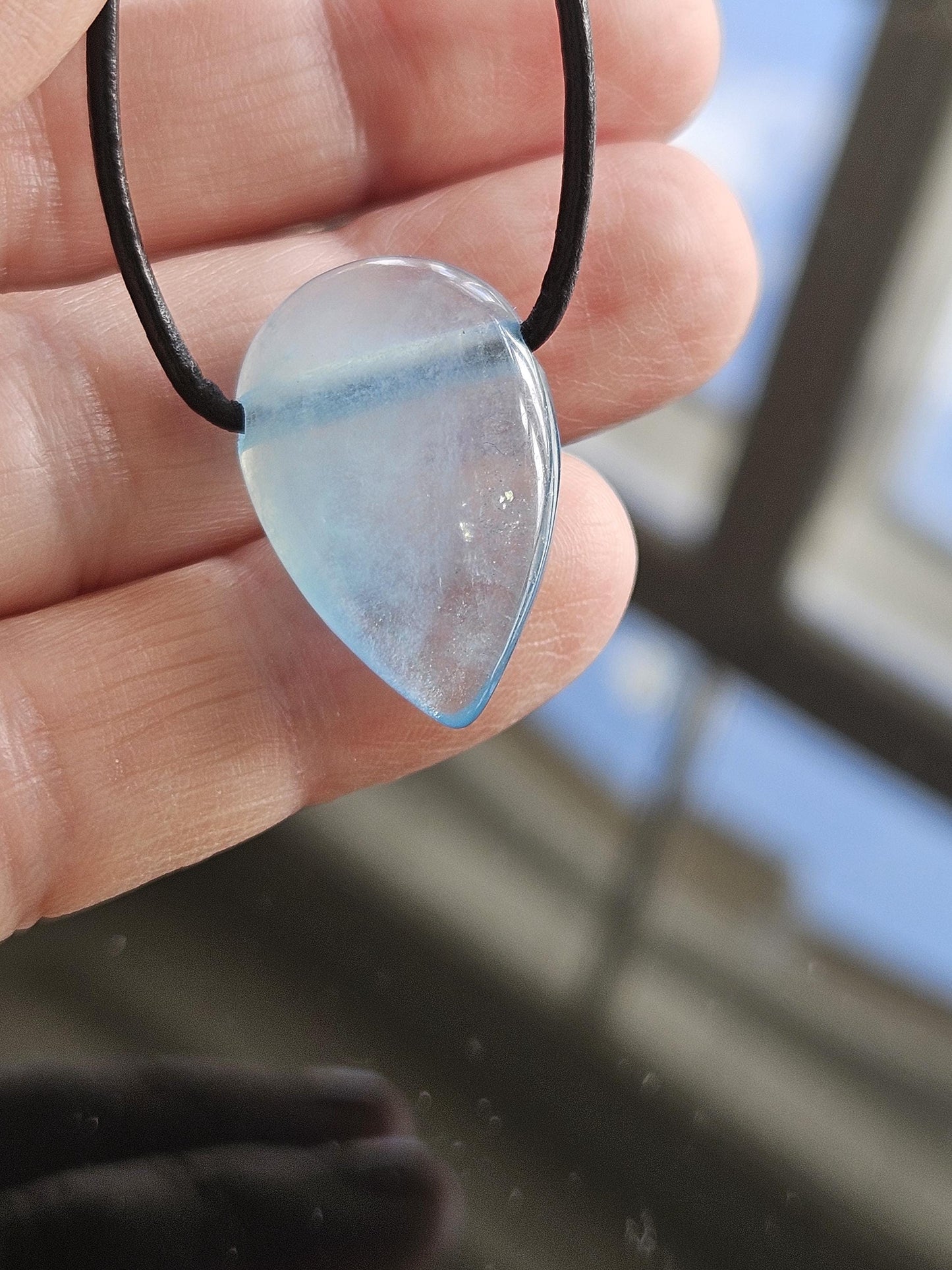 Kleiner feiner Aquamarin Anhänger tropfenförmig, 25 x 17 x 8 mm, gebohrt, an verstellbarem Lederband