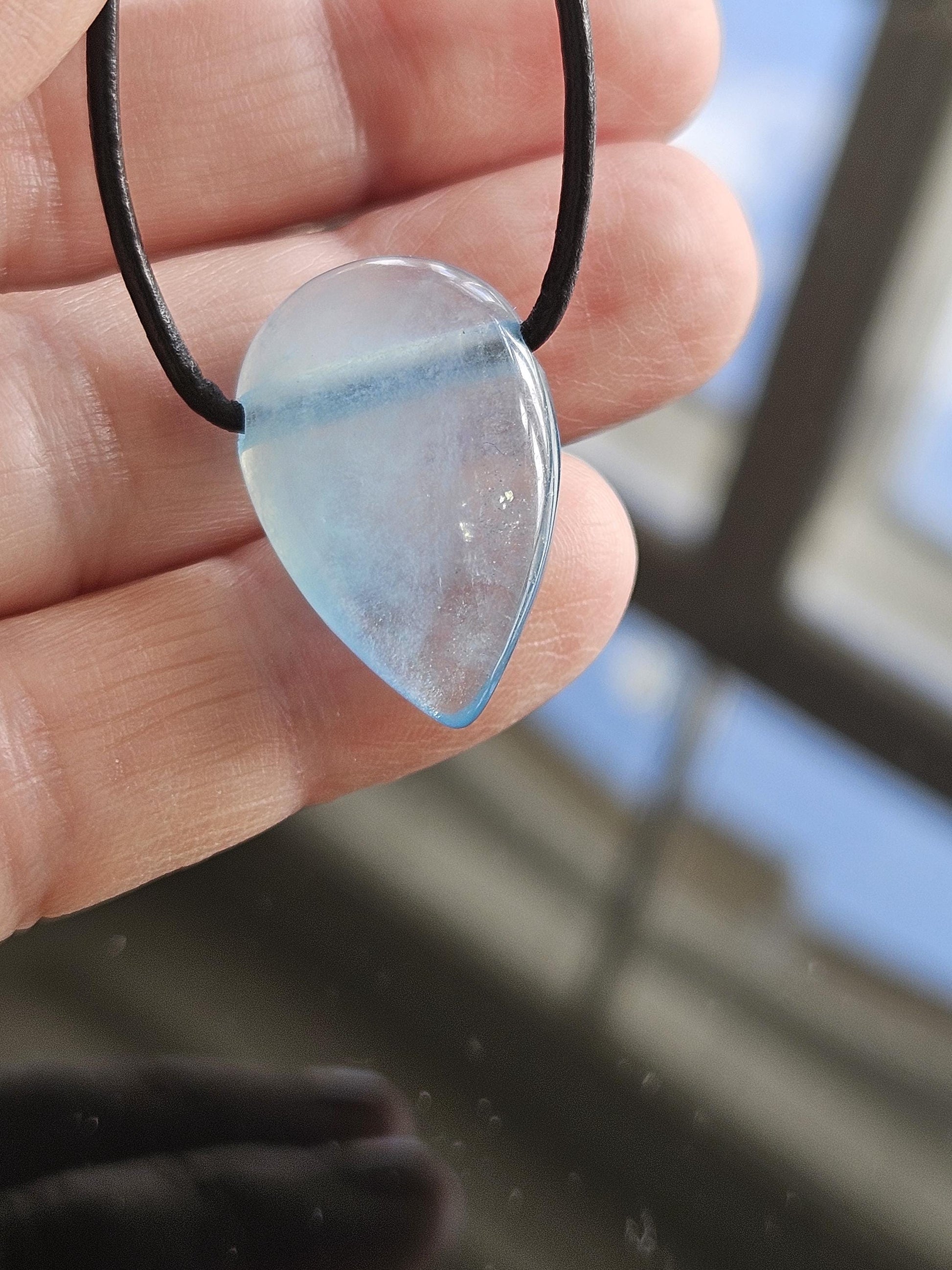 Kleiner feiner Aquamarin Anhänger tropfenförmig, 25 x 17 x 8 mm, gebohrt, an verstellbarem Lederband