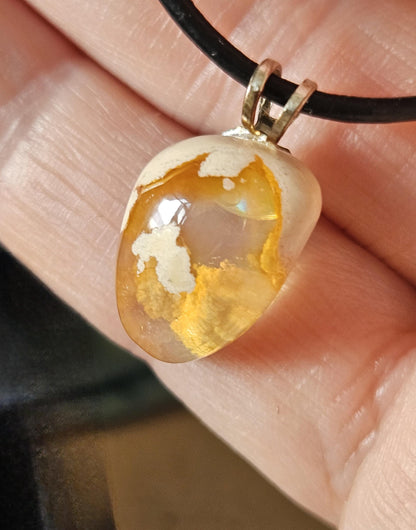 Bezaubernder Wasseropal mexikanischer Feueropal Anhänger mit 925er Silberöse an 925er Silberkette Figaro