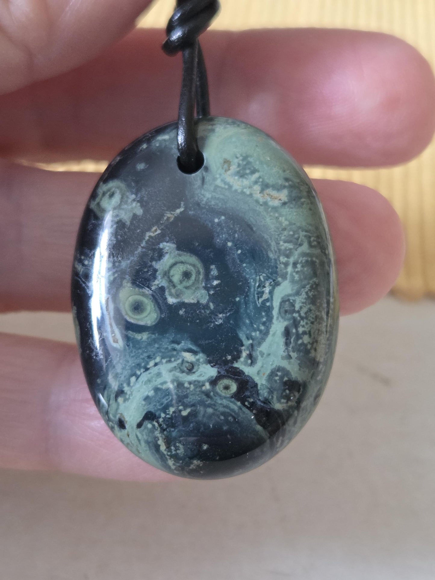Großer Eldarit Andromedanebel Stein Anhänger, 37 x 23 x 10 mm, gebohrt, an verstellbarem Lederband