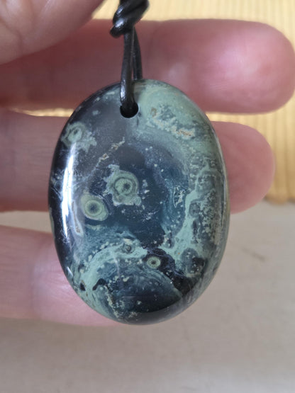 Großer Eldarit Andromedanebel Stein Anhänger, 37 x 23 x 10 mm, gebohrt, an verstellbarem Lederband
