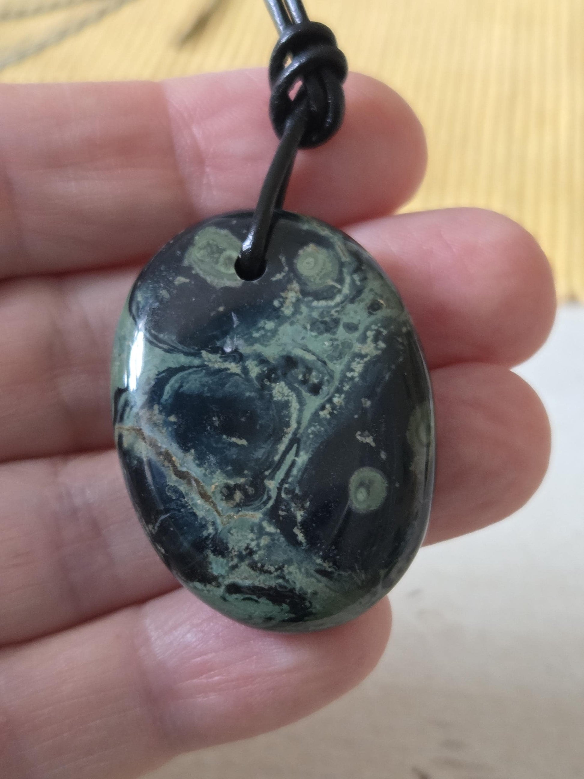 Großer Eldarit Andromedanebel Stein Anhänger, 37 x 23 x 10 mm, gebohrt, an verstellbarem Lederband