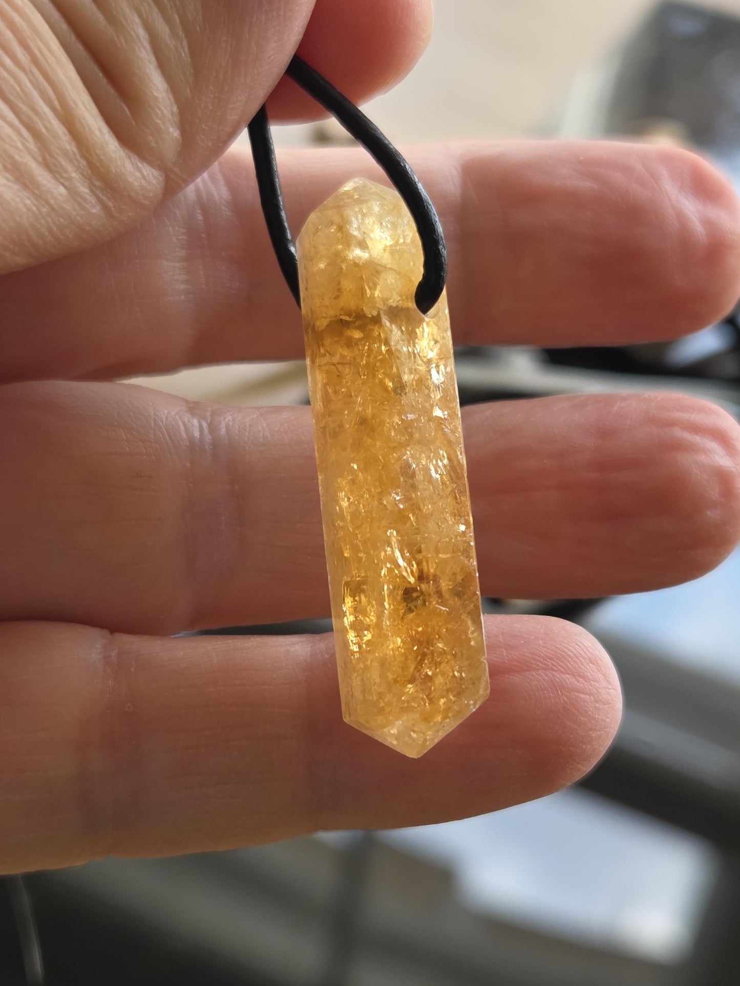 Citrin Kristall Spitze, Doppelender, golden healer, Anhänger, 43 x 12 x 12 mm, gebohrt, an verstellbarem Lederband
