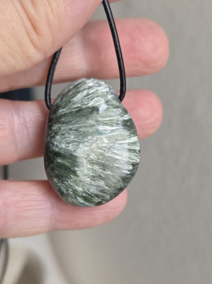 Zauberhafter Seraphinit, Seraphinite, Serafinit, Stein der Engel, Engelsstein Anhänger, 35 x 25 x 11mm, gebohrt, an verstellbarem Lederband