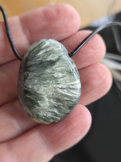 Zauberhafter Seraphinit, Seraphinite, Serafinit, Stein der Engel, Engelsstein Anhänger, 35 x 25 x 11mm, gebohrt, an verstellbarem Lederband