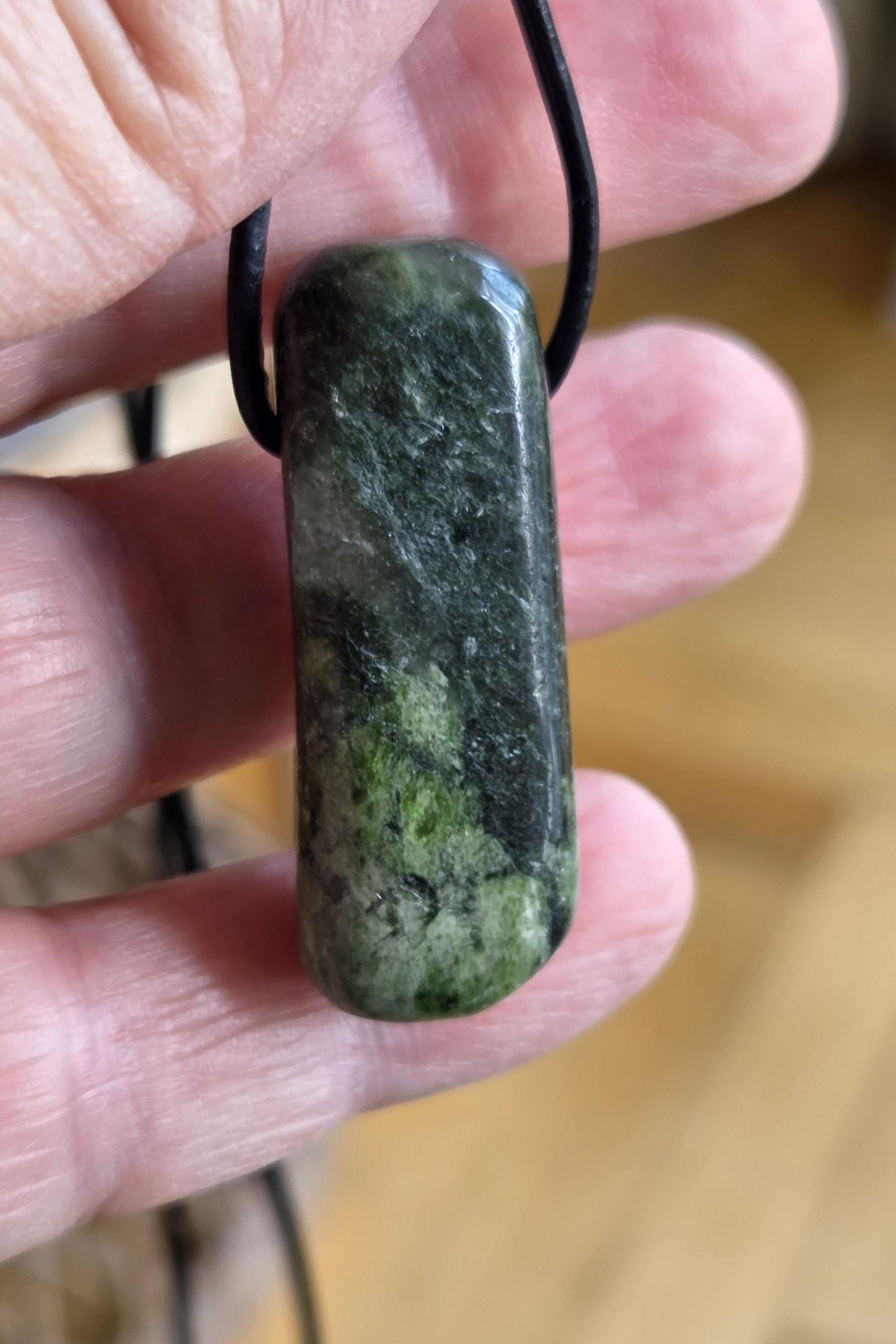 Kraftvoller Chromdiopsid Anhänger, 37 x 14 x 13 mm, an verstellbarem Lederband