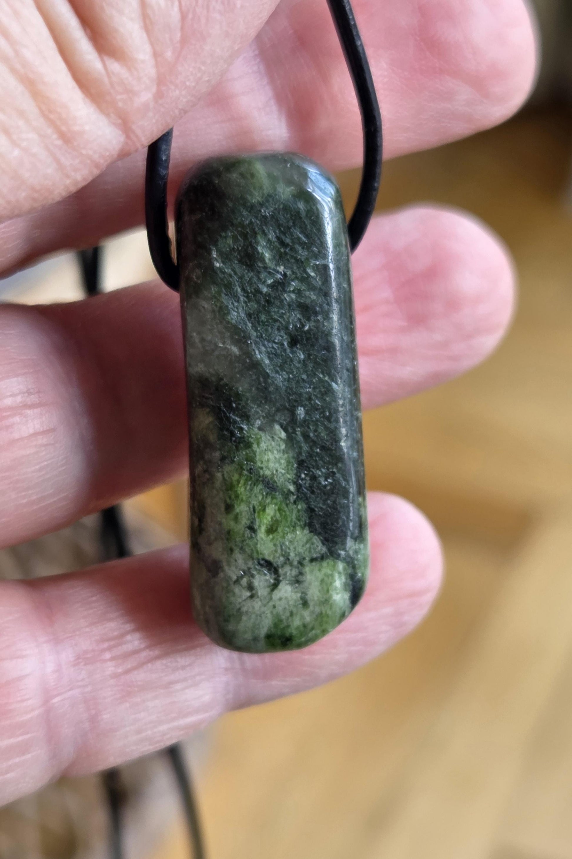 Kraftvoller Chromdiopsid Anhänger, 37 x 14 x 13 mm, an verstellbarem Lederband