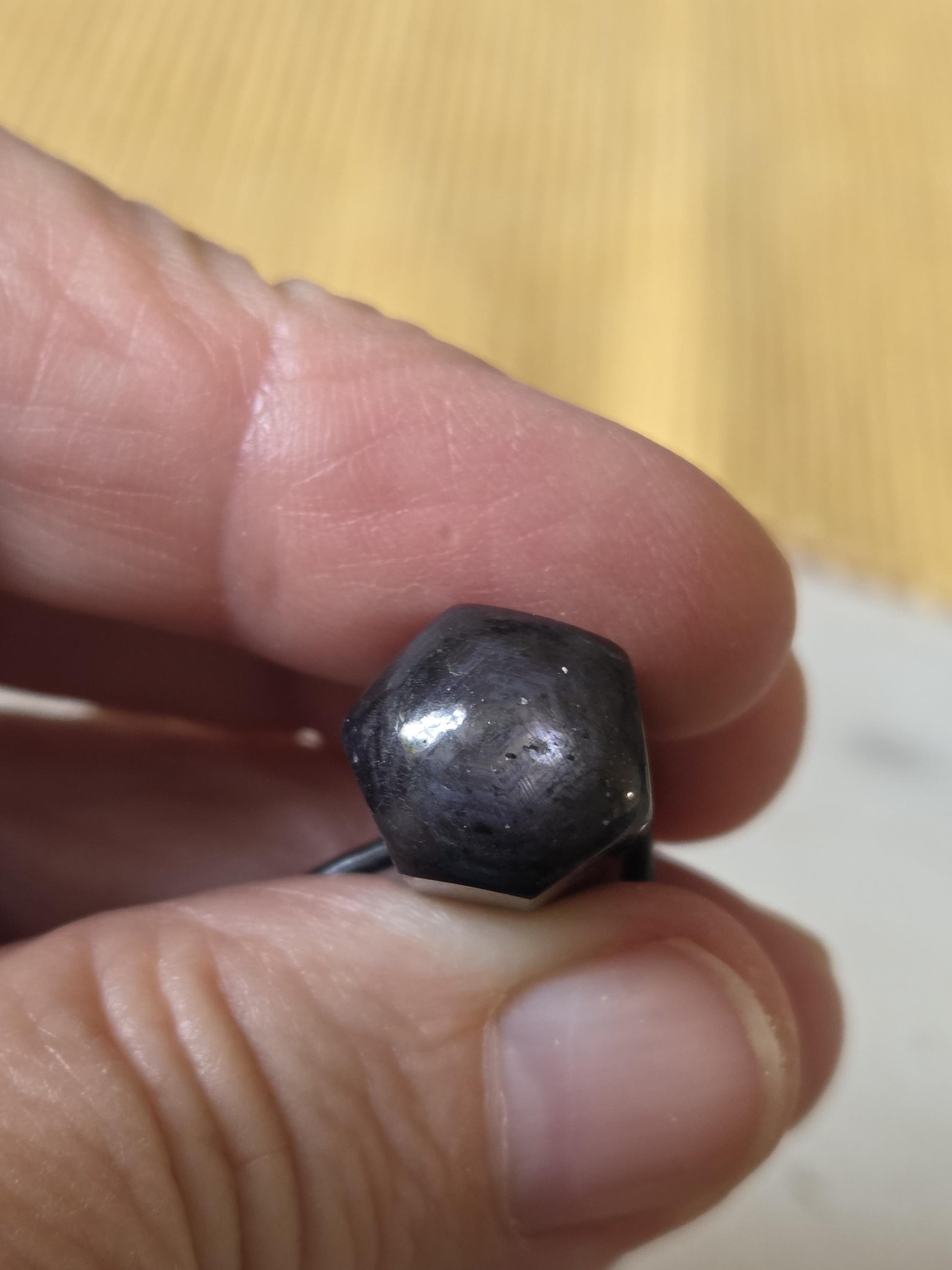 Stern Saphir Stäbchen Sternsaphir Rohstein Anhänger 26 x 14 x 14 mm, gebohrt, an verstellbarem Lederband