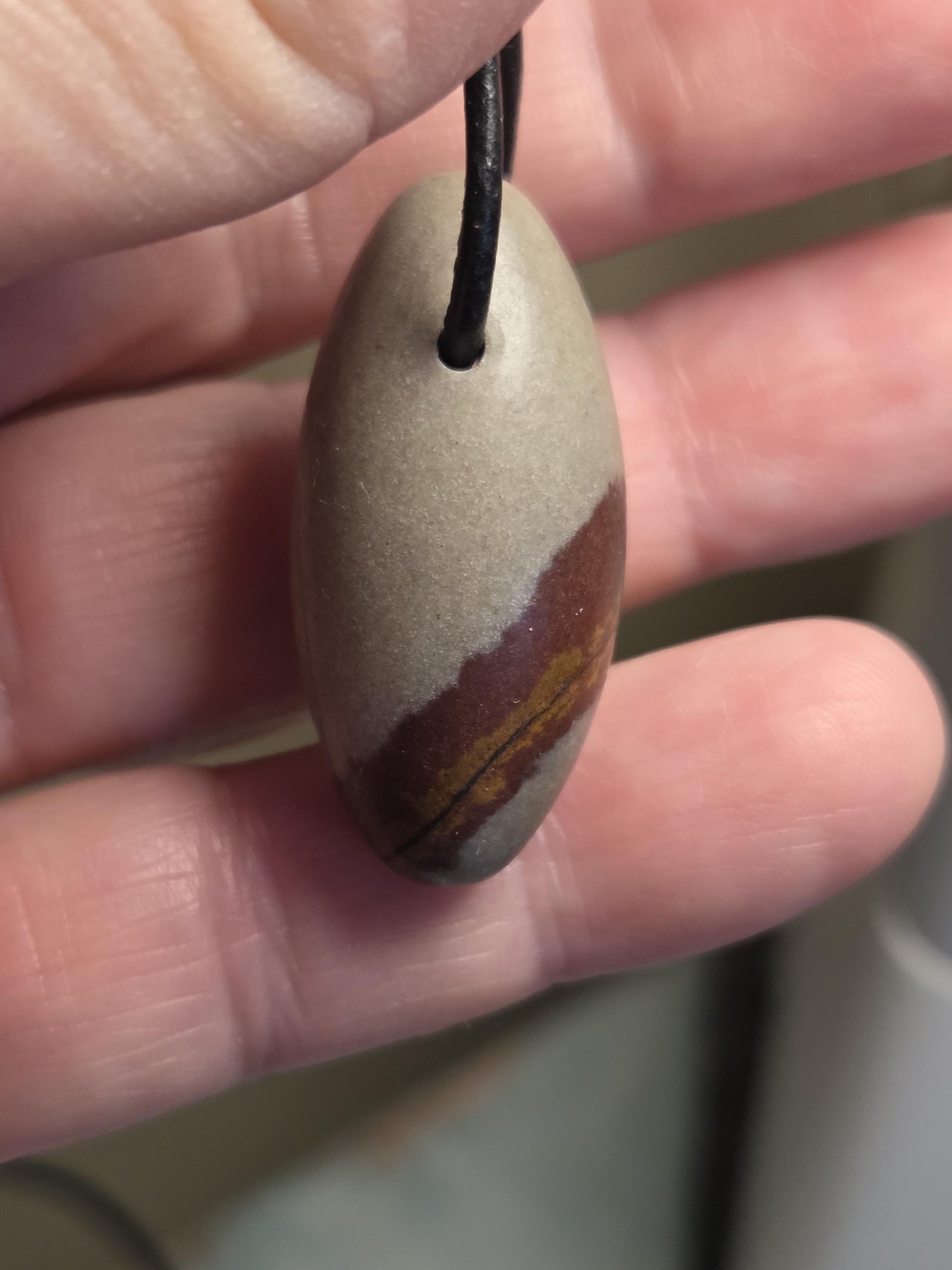 Shiva Lingam Venus Stein Anhänger, 35 x 17 mm, gebohrt, am Lederband