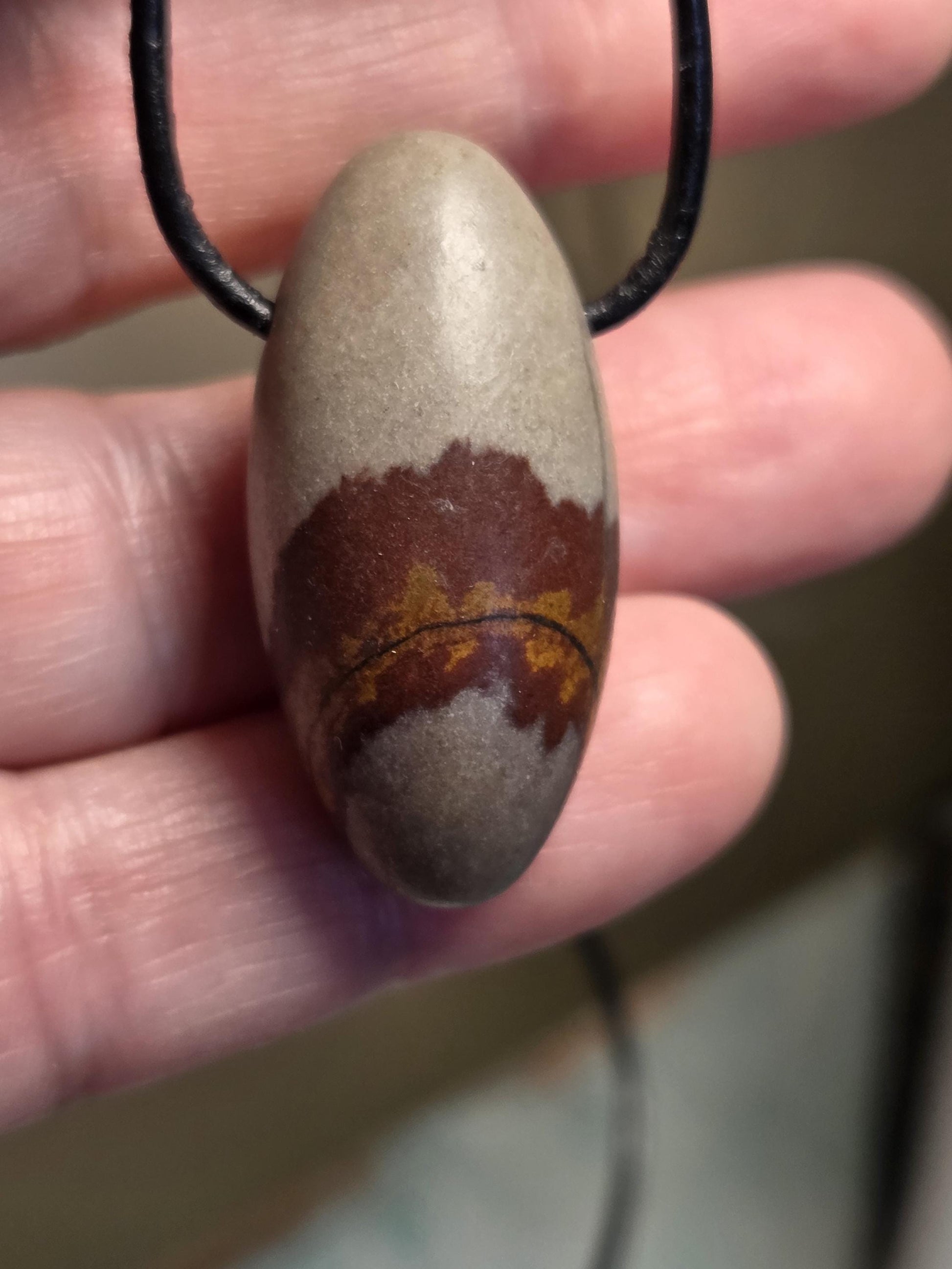 Shiva Lingam Venus Stein Anhänger, 35 x 17 mm, gebohrt, am Lederband