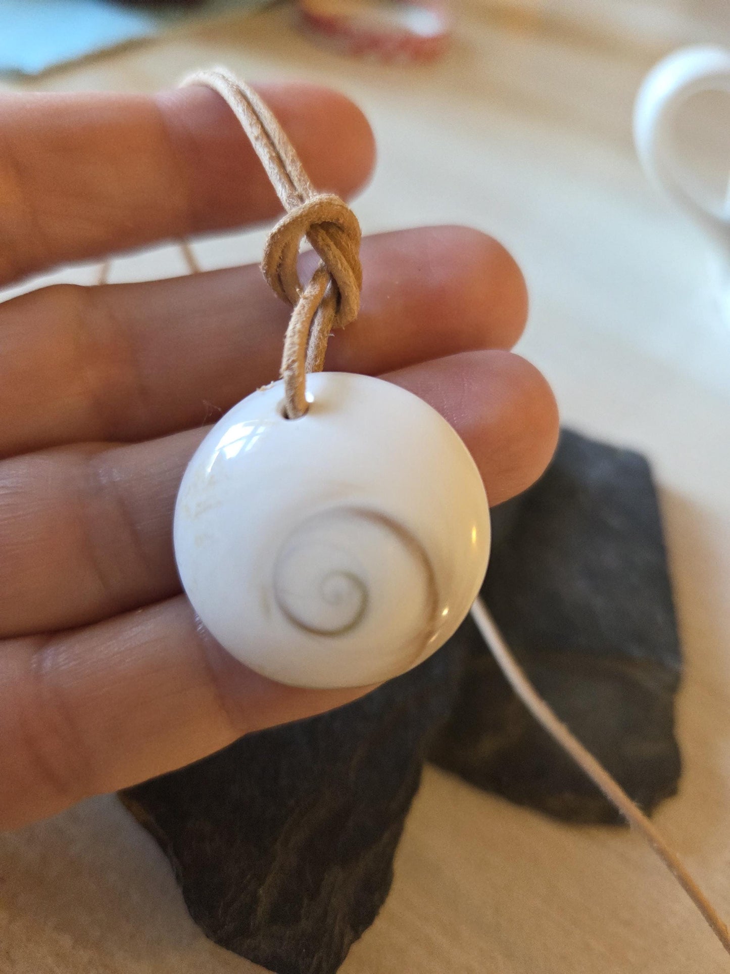 Shivas Auge klein Operculum, 26 x 26 x 5 mm, kleiner Anhänger, gebohrt, an verstellbarem Lederband