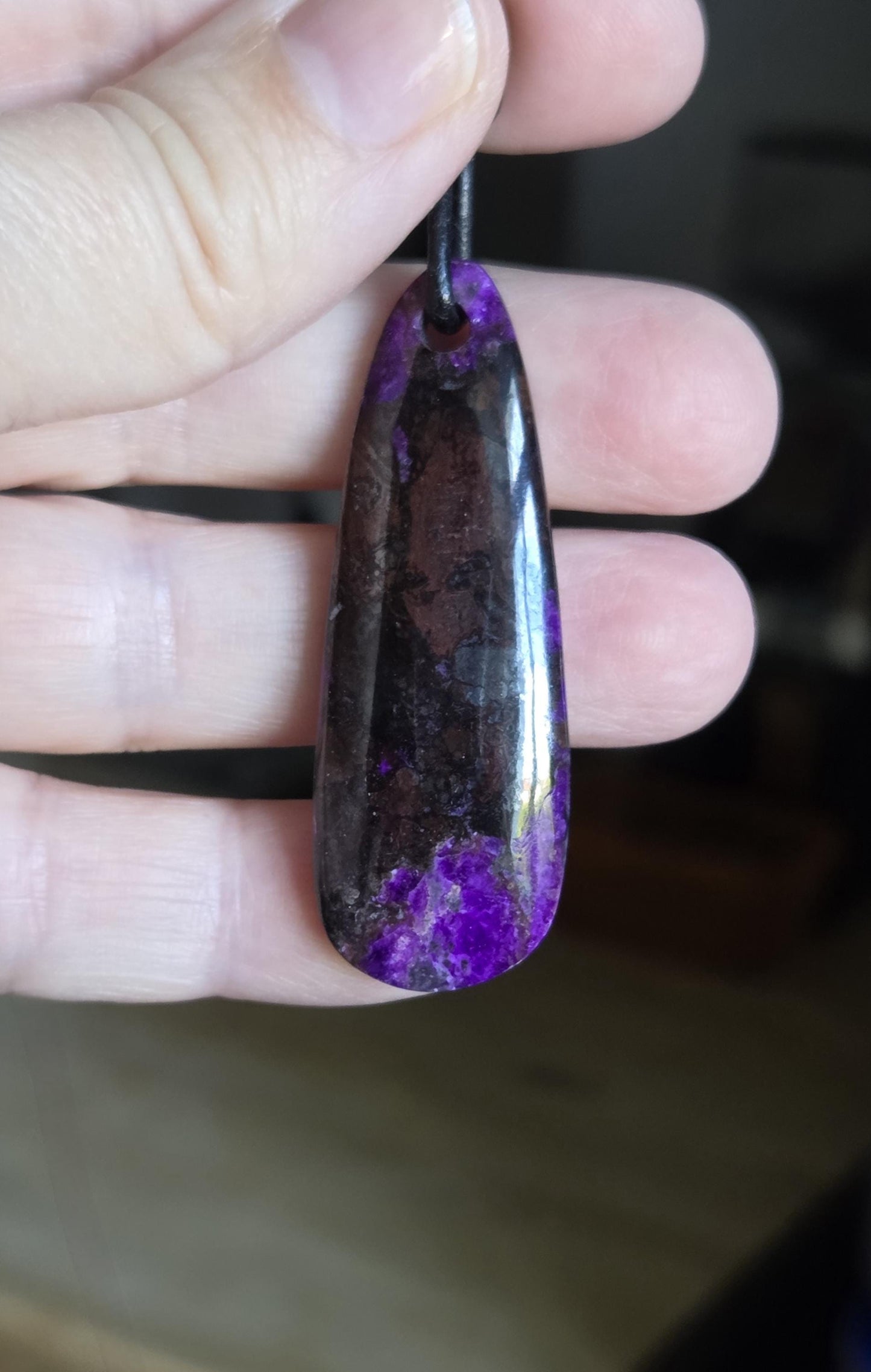 Seltener Sugilith großer langer Anhänger, 51 x 18 x 6 mm, gebohrt, an verstellbarem Lederband
