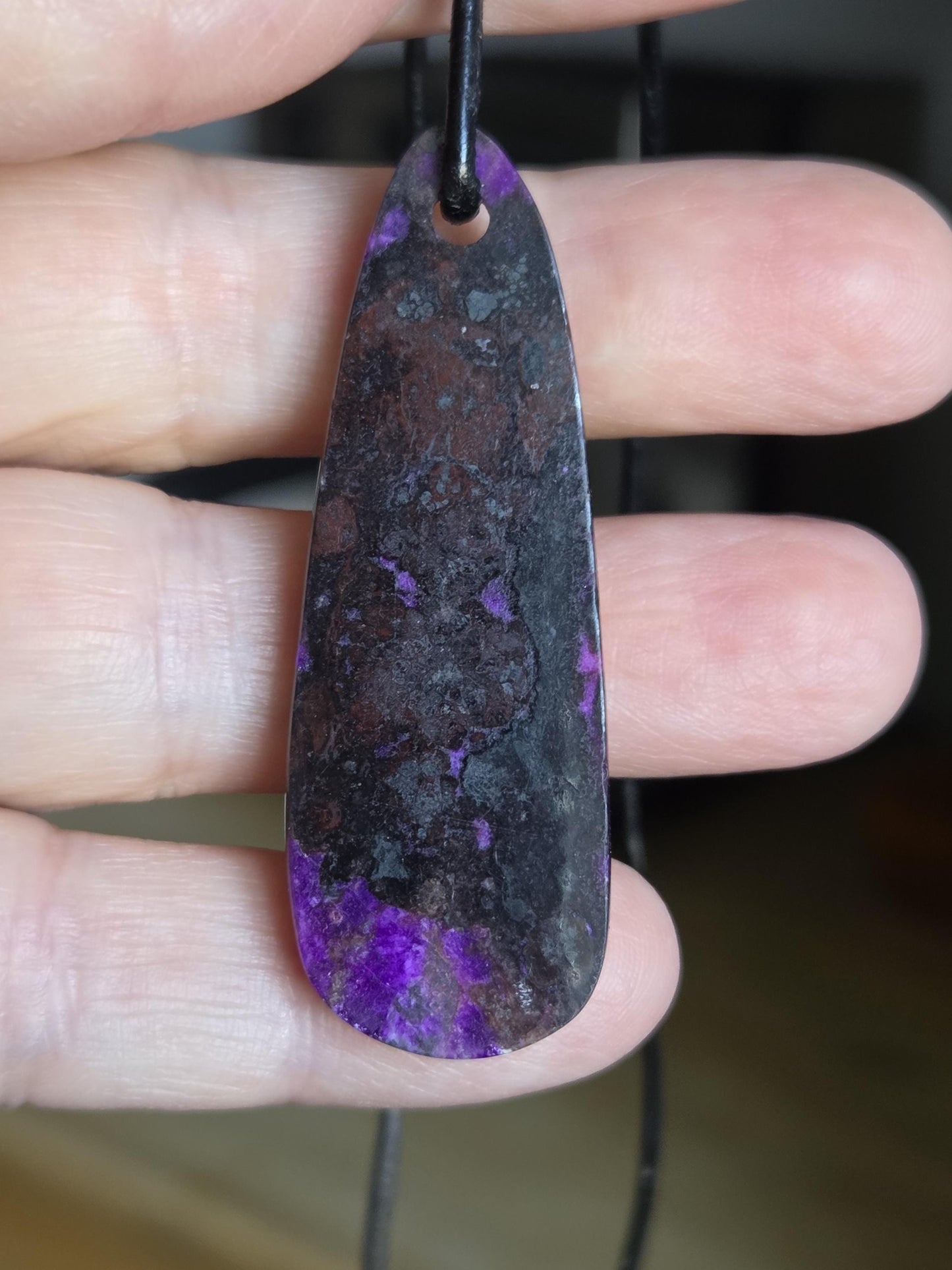 Seltener Sugilith großer langer Anhänger, 51 x 18 x 6 mm, gebohrt, an verstellbarem Lederband