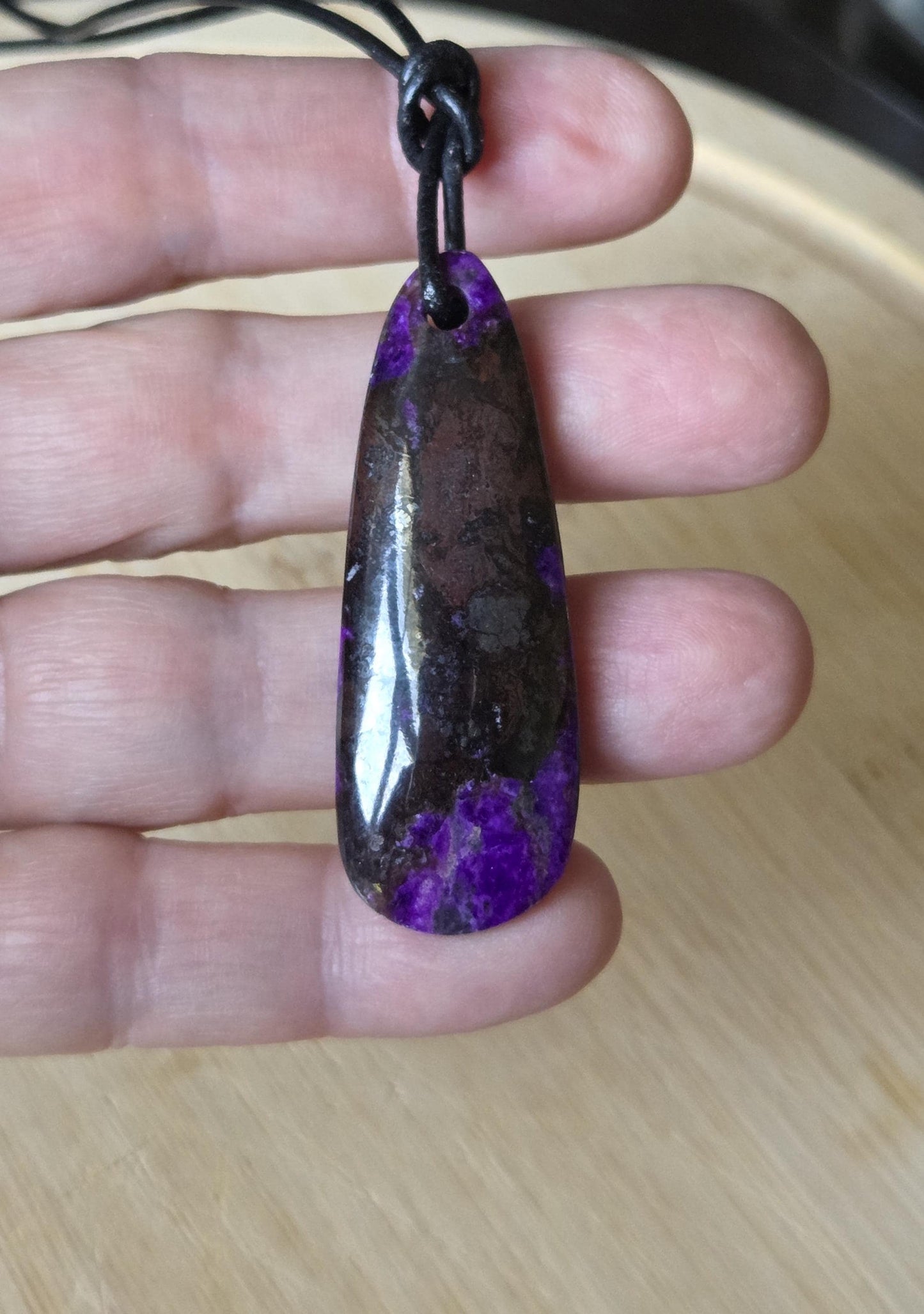 Seltener Sugilith großer langer Anhänger, 51 x 18 x 6 mm, gebohrt, an verstellbarem Lederband