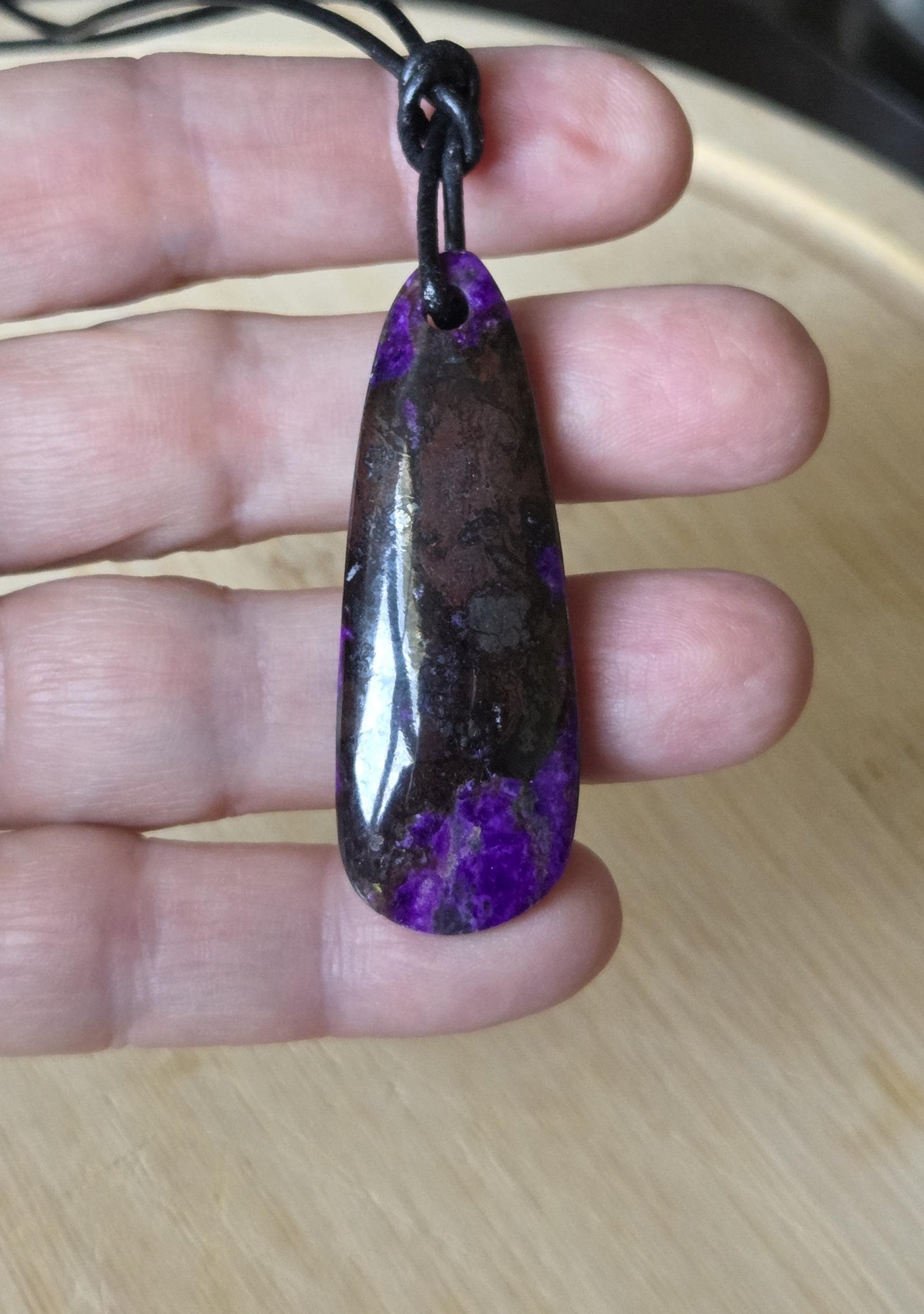 Seltener Sugilith großer langer Anhänger, 51 x 18 x 6 mm, gebohrt, an verstellbarem Lederband