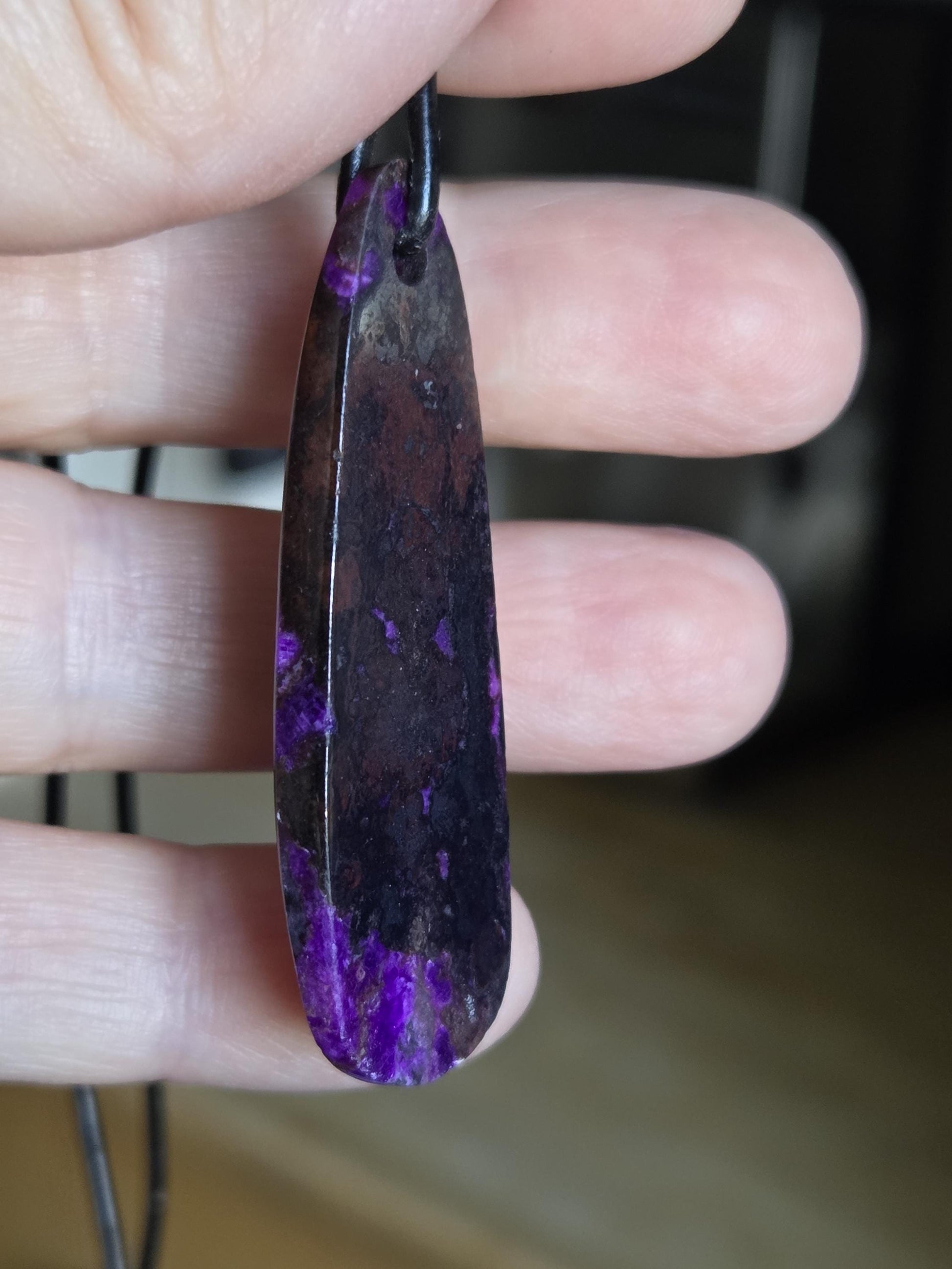Seltener Sugilith großer langer Anhänger, 51 x 18 x 6 mm, gebohrt, an verstellbarem Lederband