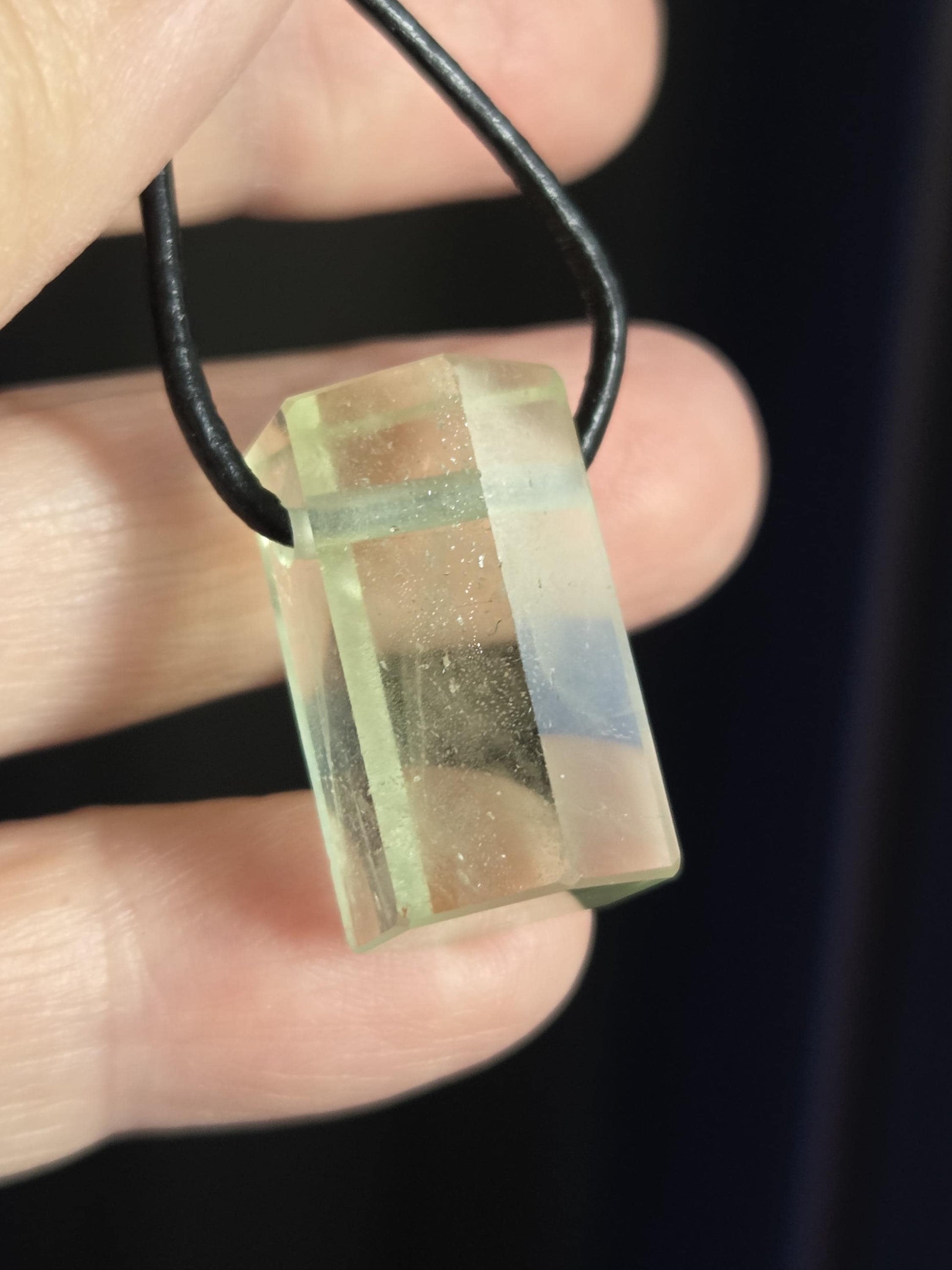 Kraftvoller Heliodor gelb grüner Beryll Goldberyll grün Kristall Stäbchen, Anhänger, 24 x 14 x 15 mm, gebohrt, an verstellbarem Lederband