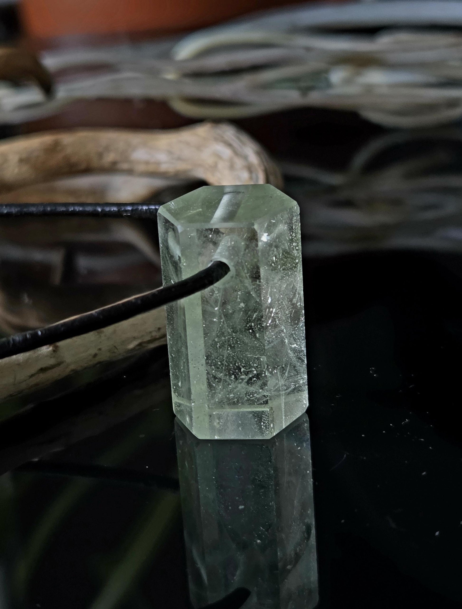 Kraftvoller Heliodor gelb grüner Beryll Goldberyll grün Kristall Stäbchen, Anhänger, 24 x 14 x 15 mm, gebohrt, an verstellbarem Lederband