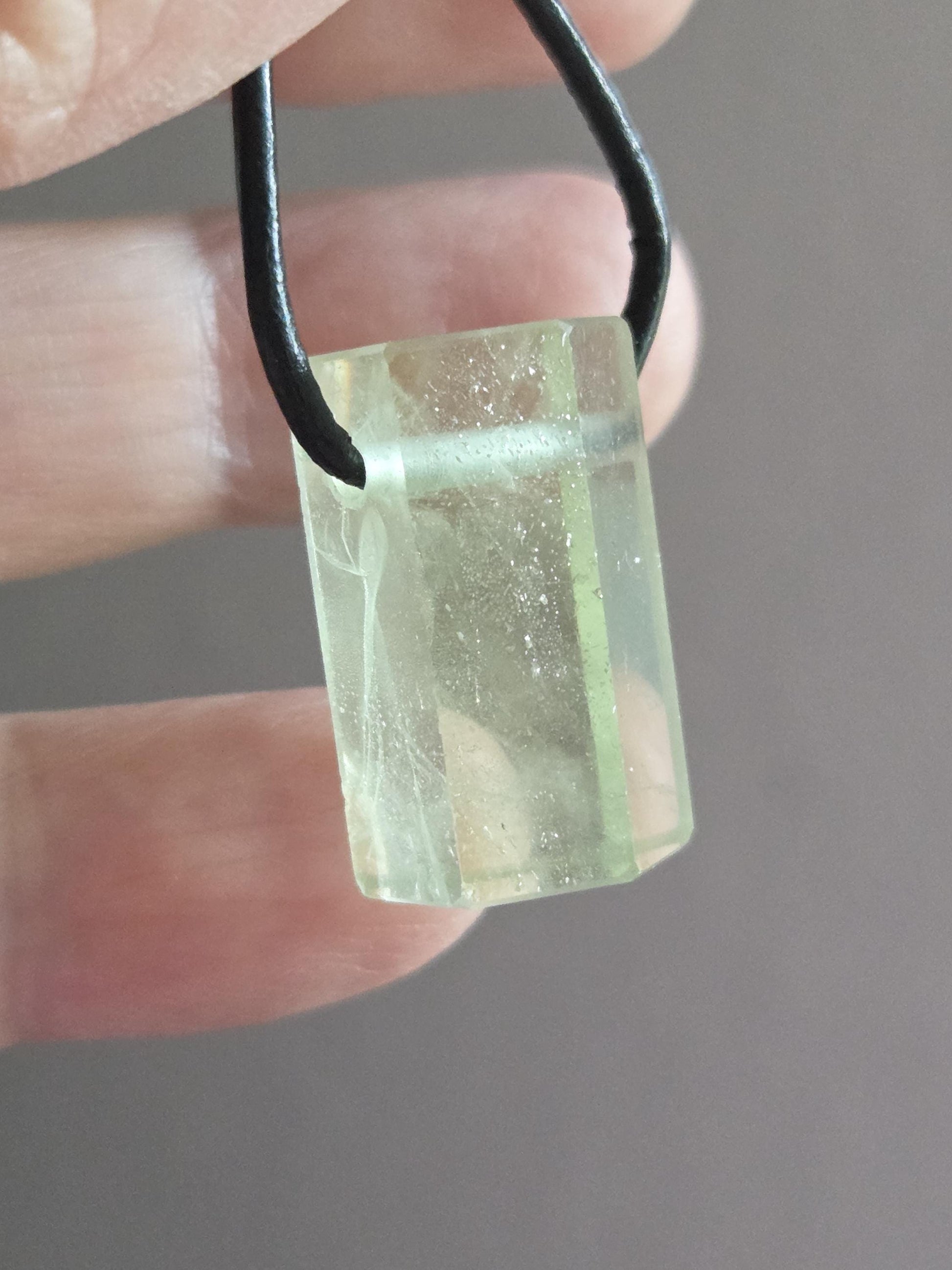Kraftvoller Heliodor gelb grüner Beryll Goldberyll grün Kristall Stäbchen, Anhänger, 24 x 14 x 15 mm, gebohrt, an verstellbarem Lederband