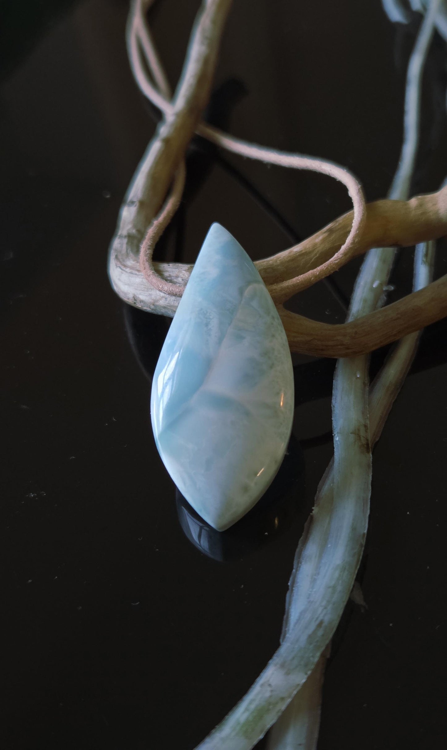 Herrlicher sommerfrischer Larimar, Atlantis Stein Anhänger, 43 x 20 x 8 mm, gebohrt, Larimar Anhänger, gebohrt, an verstellbarem Lederband