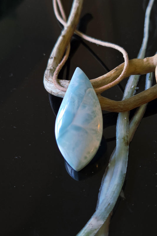 Herrlicher sommerfrischer Larimar, Atlantis Stein Anhänger, 43 x 20 x 8 mm, gebohrt, Larimar Anhänger, gebohrt, an verstellbarem Lederband