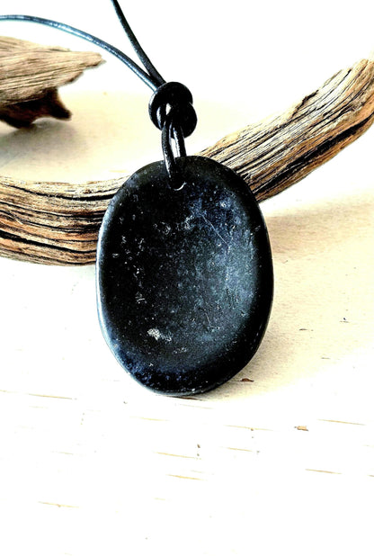 Schwarzer Turmalin, Schörl, Anhänger, Daumenstein, worry stone, 40 x 30 x 6 mm, gebohrt, an verstellbarem Lederband