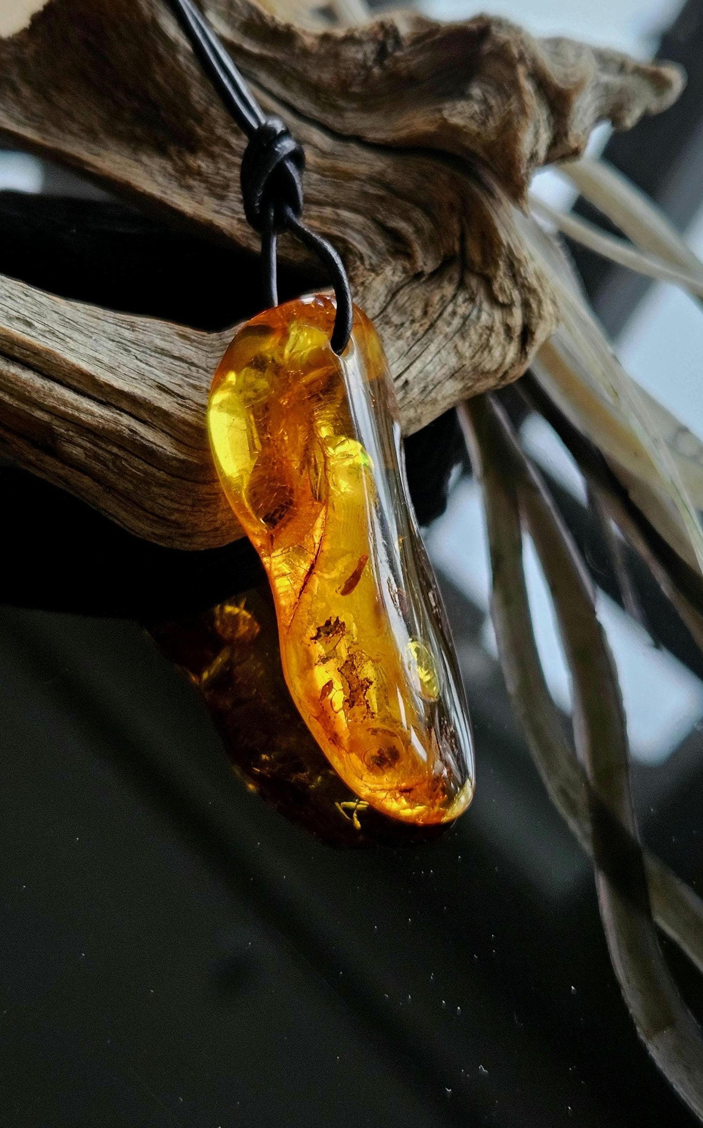Großer feiner Bernstein Anhänger, mit Einschlüssen von Blüten Blätterskelett Bernstein Amulett, 52 x 22 x 12 mm , an Lederband