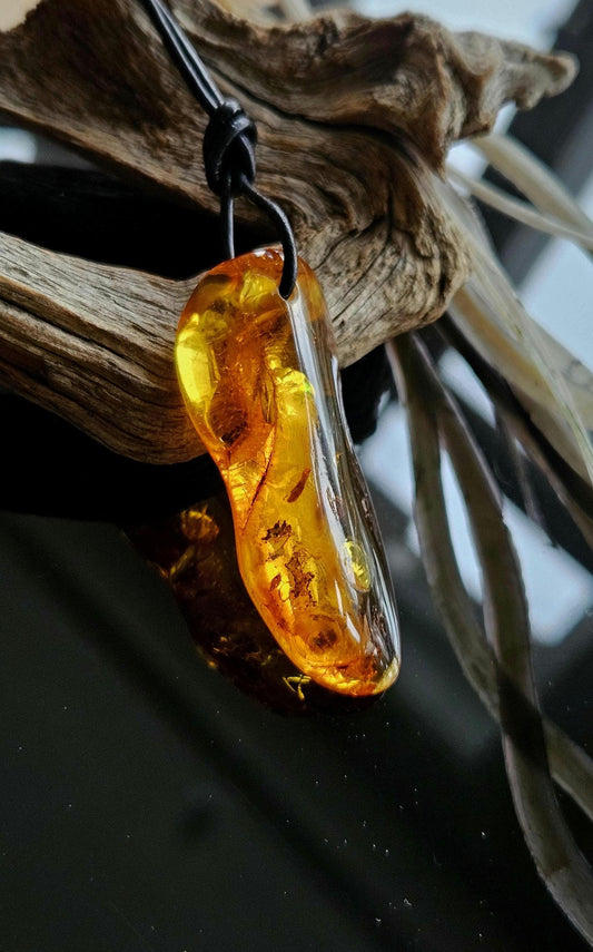 Großer feiner Bernstein Anhänger, mit Einschlüssen von Blüten Blätterskelett Bernstein Amulett, 52 x 22 x 12 mm , an Lederband