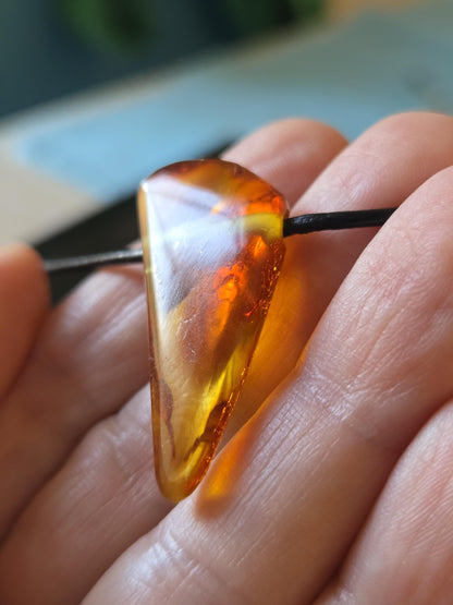 Feiner klarer baltischer Bernstein Anhänger, Bernstein Amulett, 36 x 20 x 10 mm , an Lederband