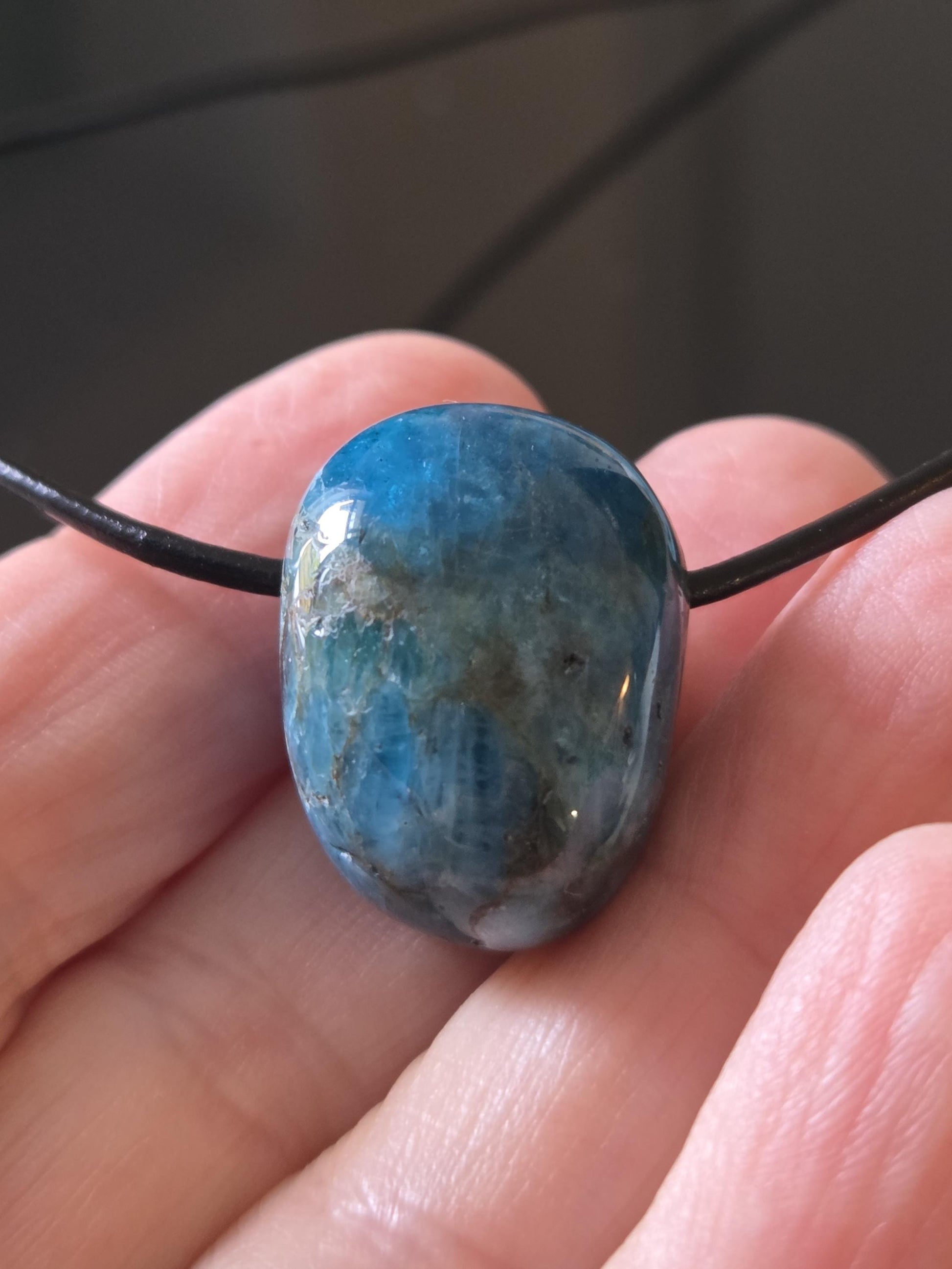 Wilder Apatit Anhänger, 25 x 19 x 18 mm, gebohrt, an verstellbarem Lederband