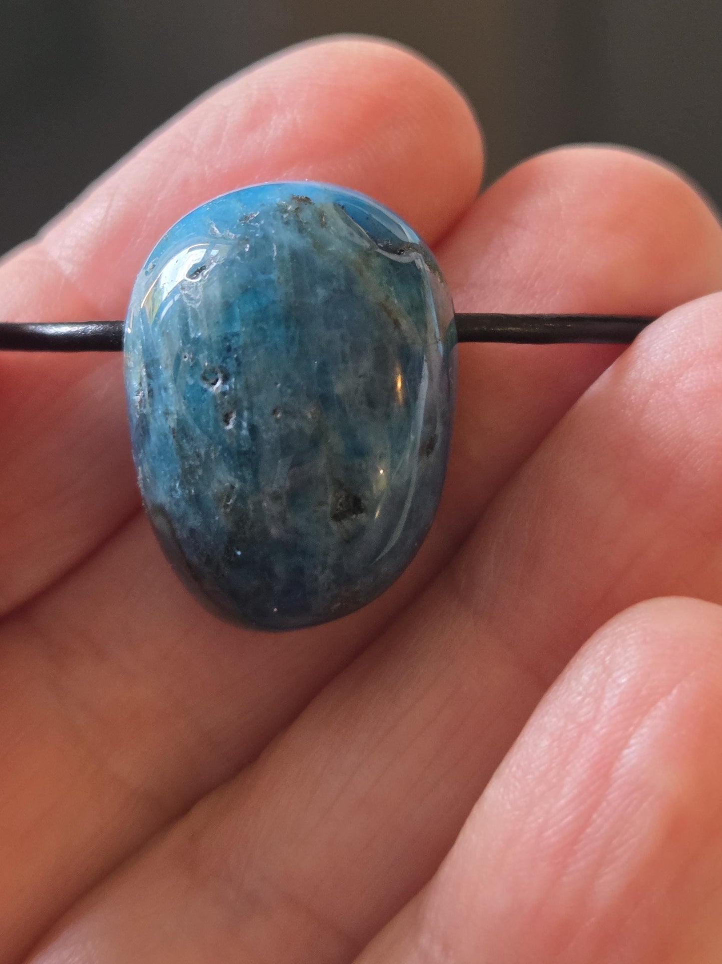 Wilder Apatit Anhänger, 25 x 19 x 18 mm, gebohrt, an verstellbarem Lederband